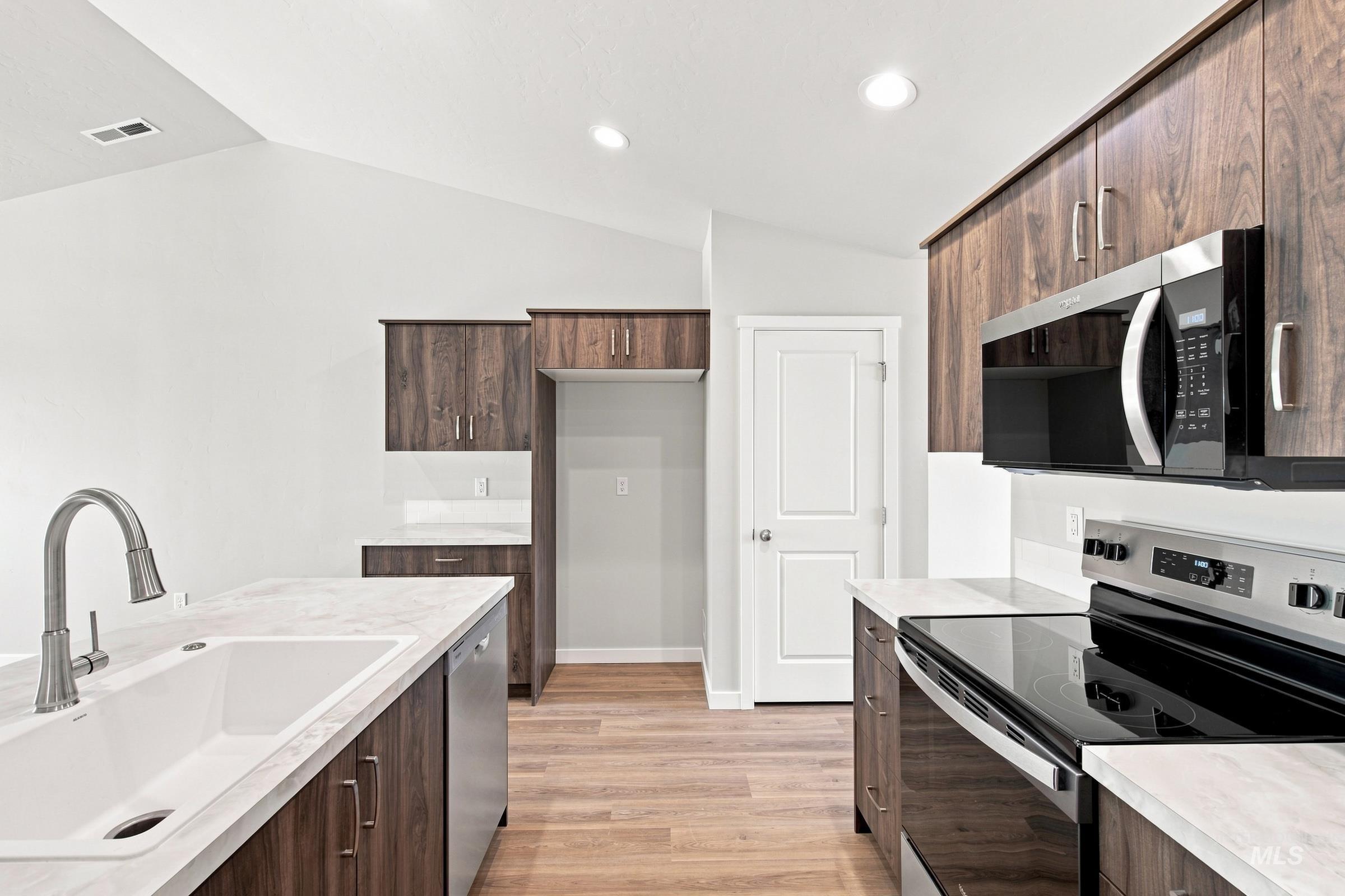 204 Benbrook Ave, Caldwell, Idaho 83605, 3 Bedrooms, 2 Bathrooms, Residential For Sale, Price $410,990, 98994551
