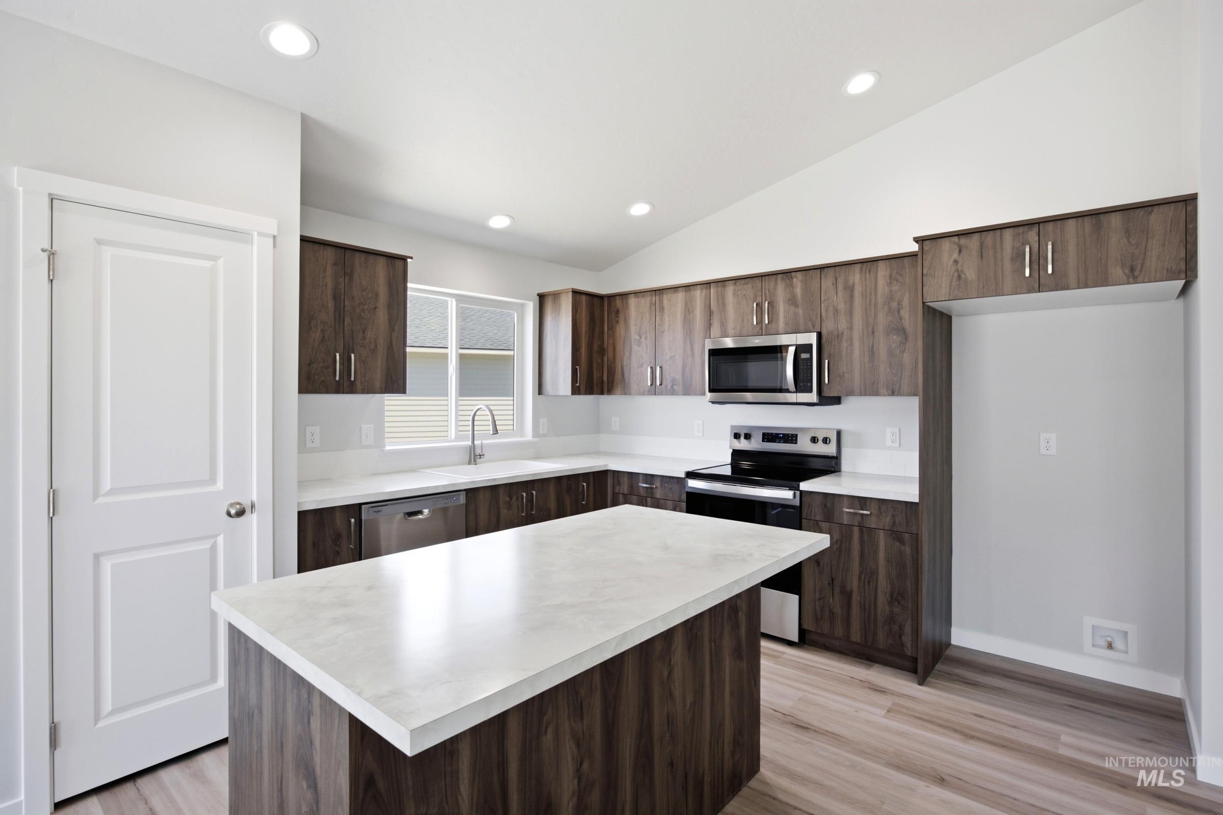 219 Hildago Way, Caldwell, Idaho 83605, 3 Bedrooms, 2 Bathrooms, Residential For Sale, Price $438,990,MLS 98994555