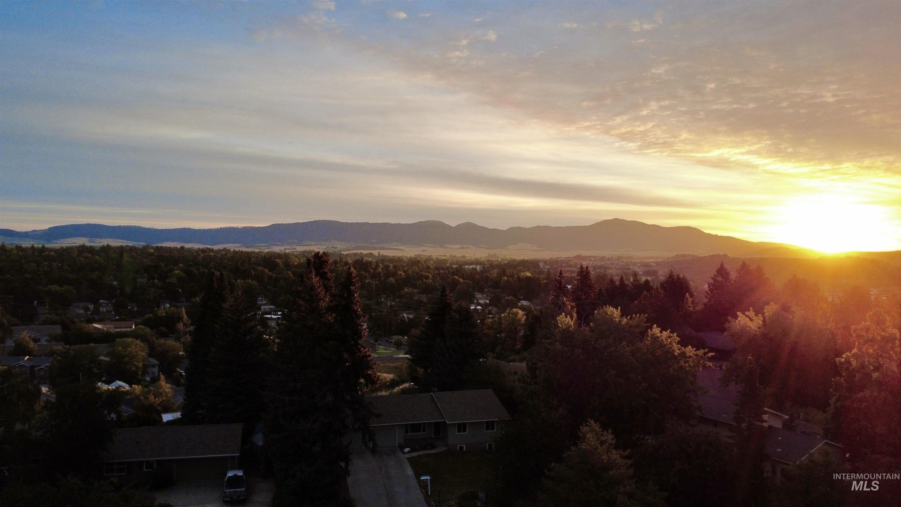 793 Indian Hills Dr, Moscow, Idaho 83843, 5 Bedrooms, 3 Bathrooms, Residential For Sale, Price $695,000,MLS 98994616