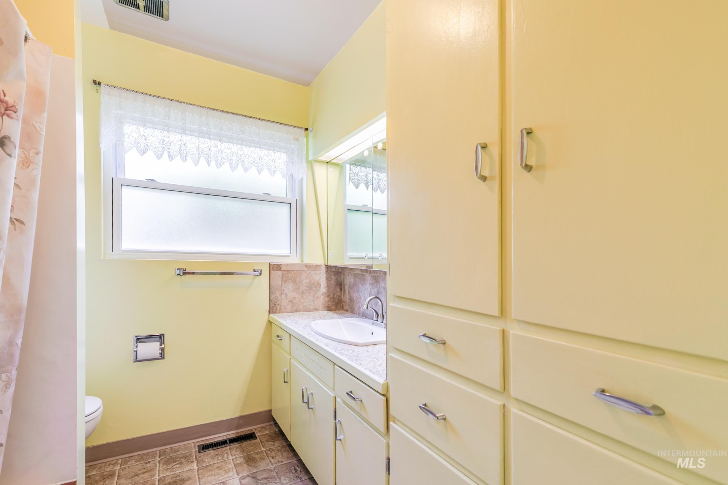 2202 Ellis Ave, Caldwell, Idaho 83605, 3 Bedrooms, 2 Bathrooms, Residential For Sale, Price $350,000, 98994648