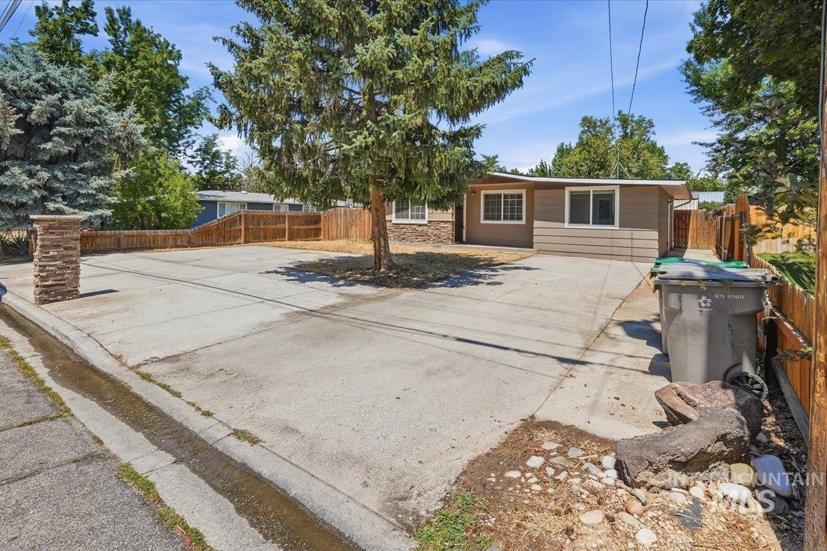 1360 W Targee St, Boise, Idaho 83706, 4 Bedrooms, 2 Bathrooms, Residential For Sale, Price $459,900, 98994662