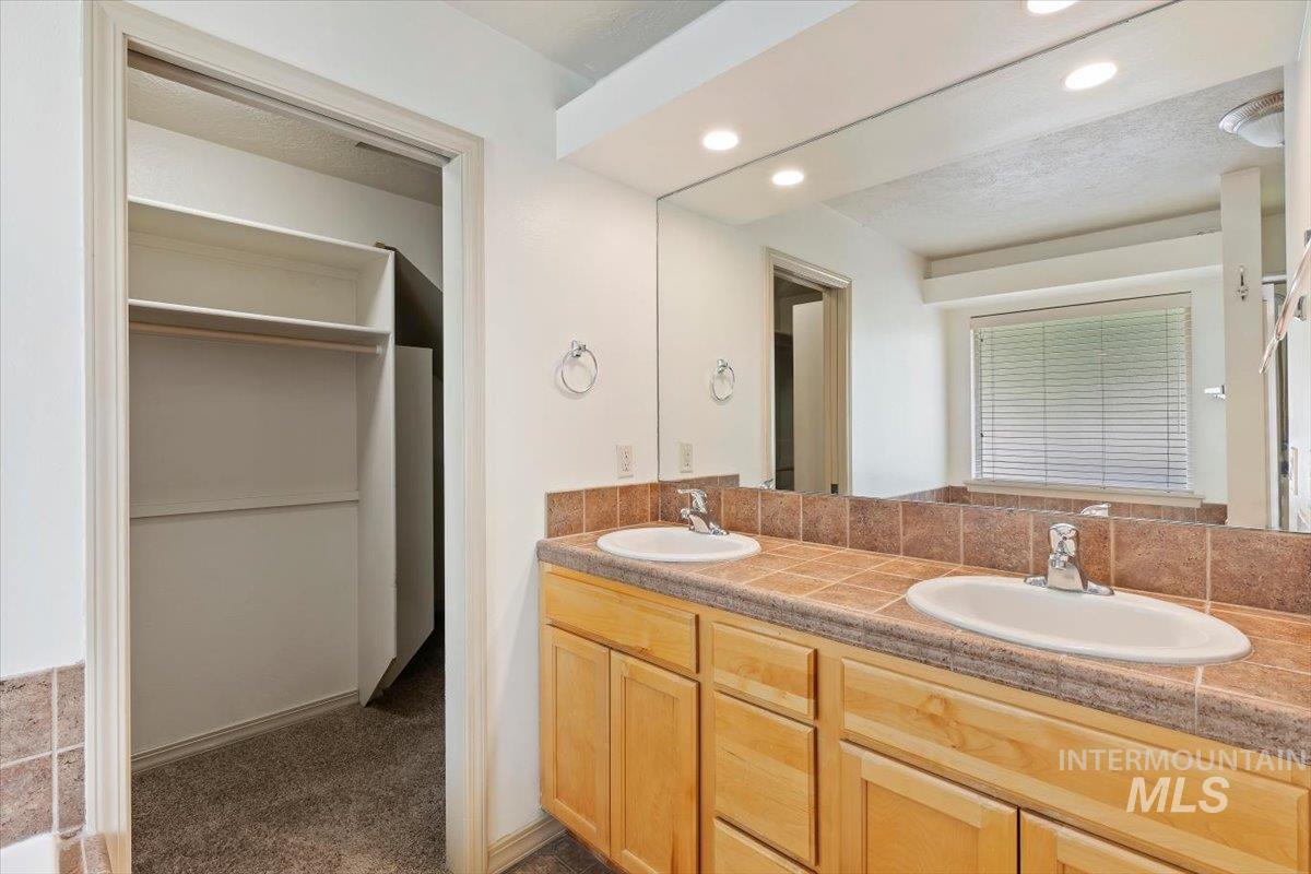 3901 N Price Way, Meridian, Idaho 83646, 3 Bedrooms, 2 Bathrooms, Residential For Sale, Price $490,000, 98994670