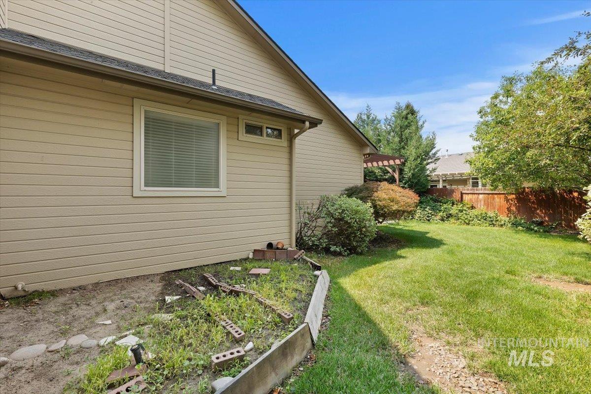 3901 N Price Way, Meridian, Idaho 83646, 3 Bedrooms, 2 Bathrooms, Residential For Sale, Price $490,000, 98994670