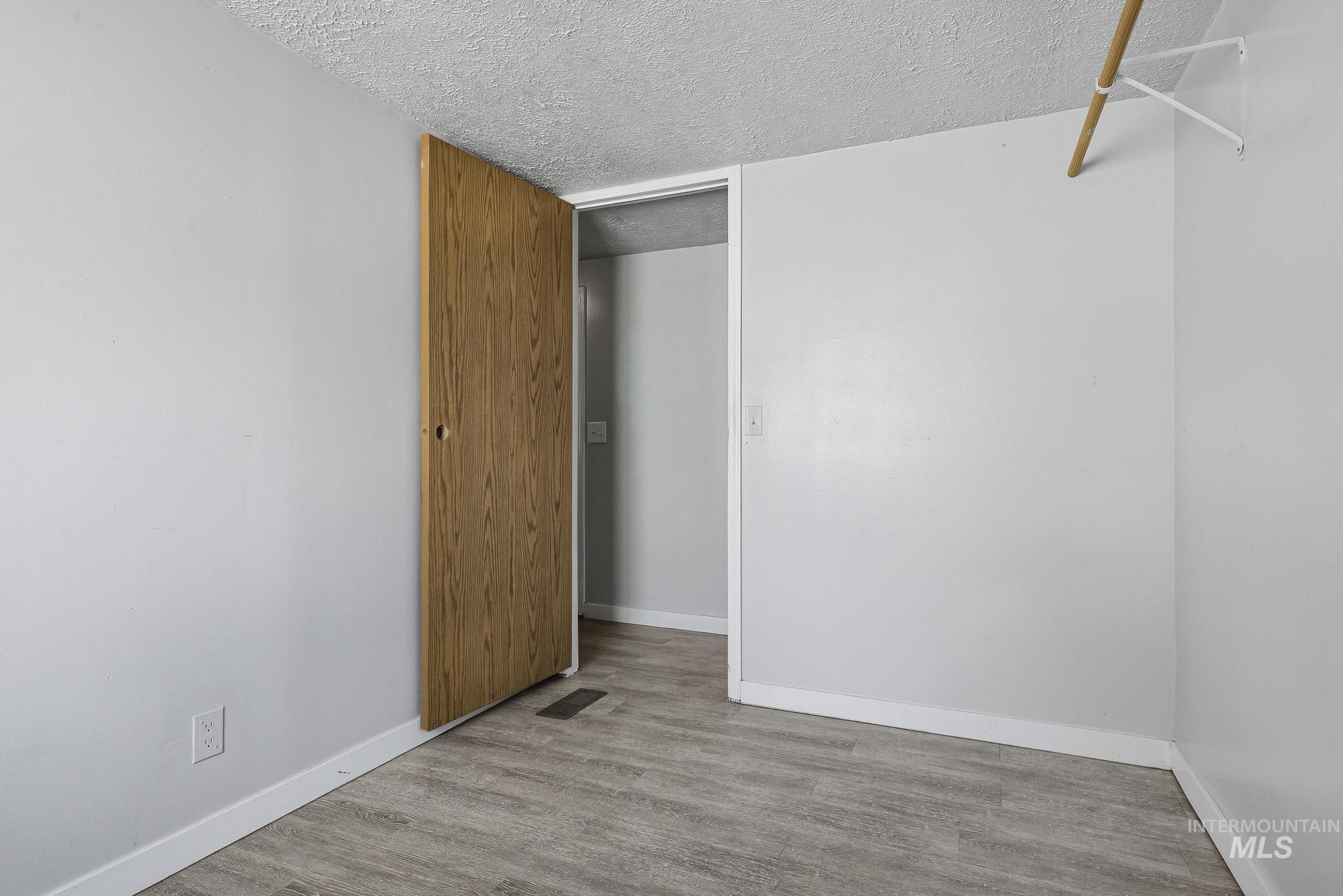 1237 W Fleetwood Ln, Boise, Idaho 83706, 3 Bedrooms, 2 Bathrooms, Residential For Sale, Price $89,900,MLS 98994689