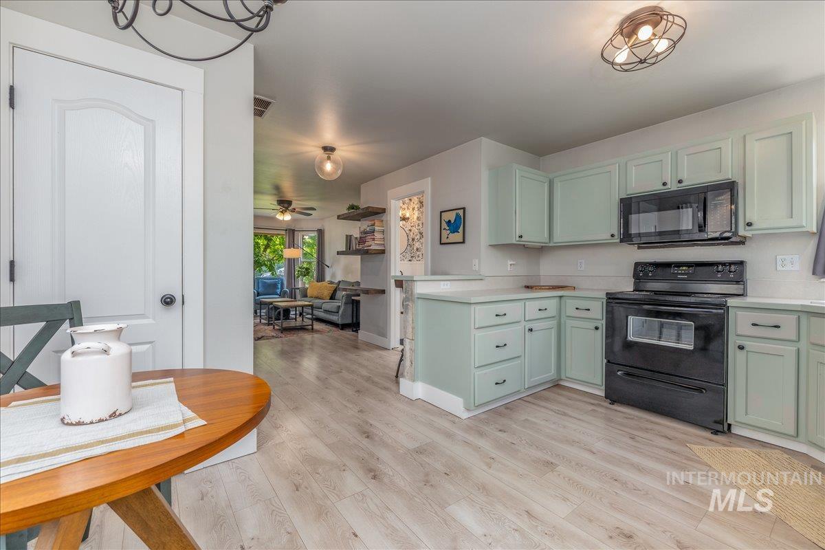 1917 N 33rd St, Boise, Idaho 83703, 2 Bedrooms, 1.5 Bathrooms, Residential For Sale, Price $429,900,MLS 98994711