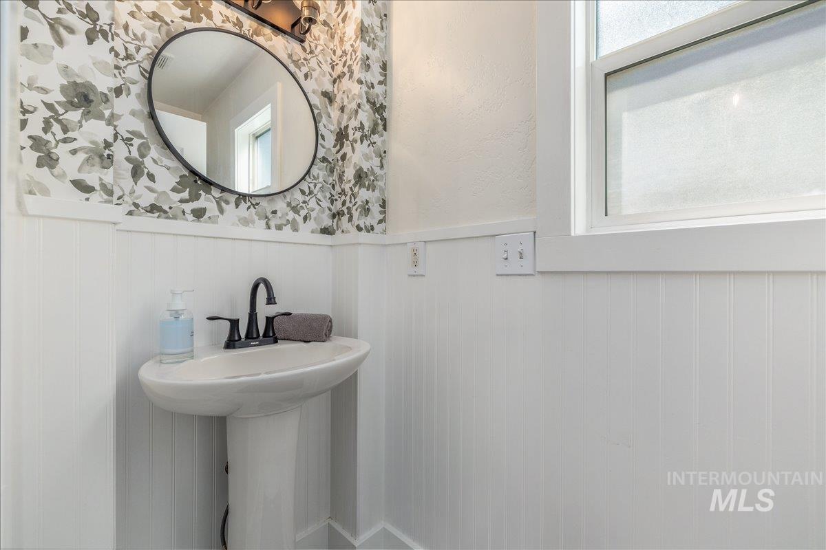 1917 N 33rd St, Boise, Idaho 83703, 2 Bedrooms, 1.5 Bathrooms, Residential For Sale, Price $429,900,MLS 98994711
