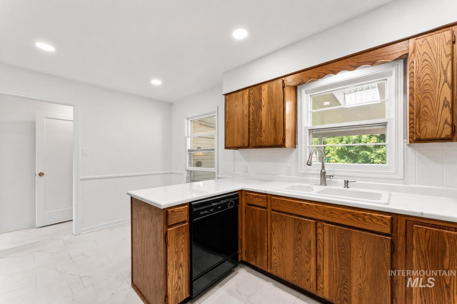 611 N Riverview Dr, Boise, Idaho 83712, 5 Bedrooms, 2 Bathrooms, Residential Income For Sale, Price $865,000, 98994754