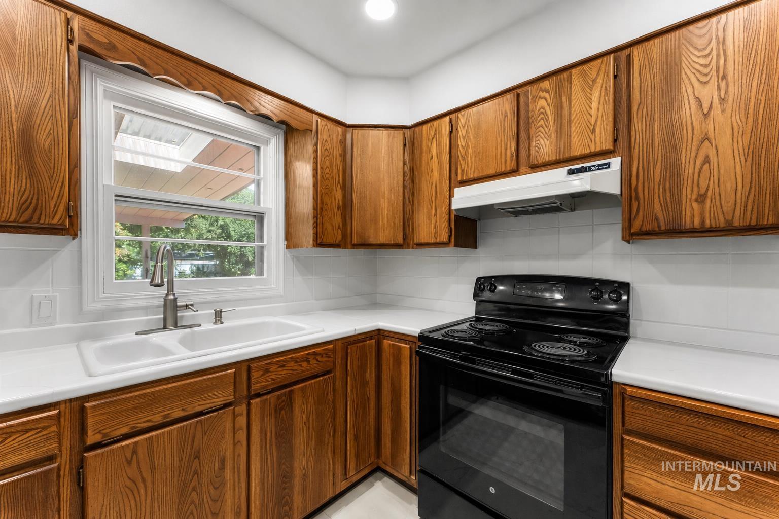 611 N Riverview Dr, Boise, Idaho 83712, 5 Bedrooms, 2 Bathrooms, Residential Income For Sale, Price $865,000, 98994754