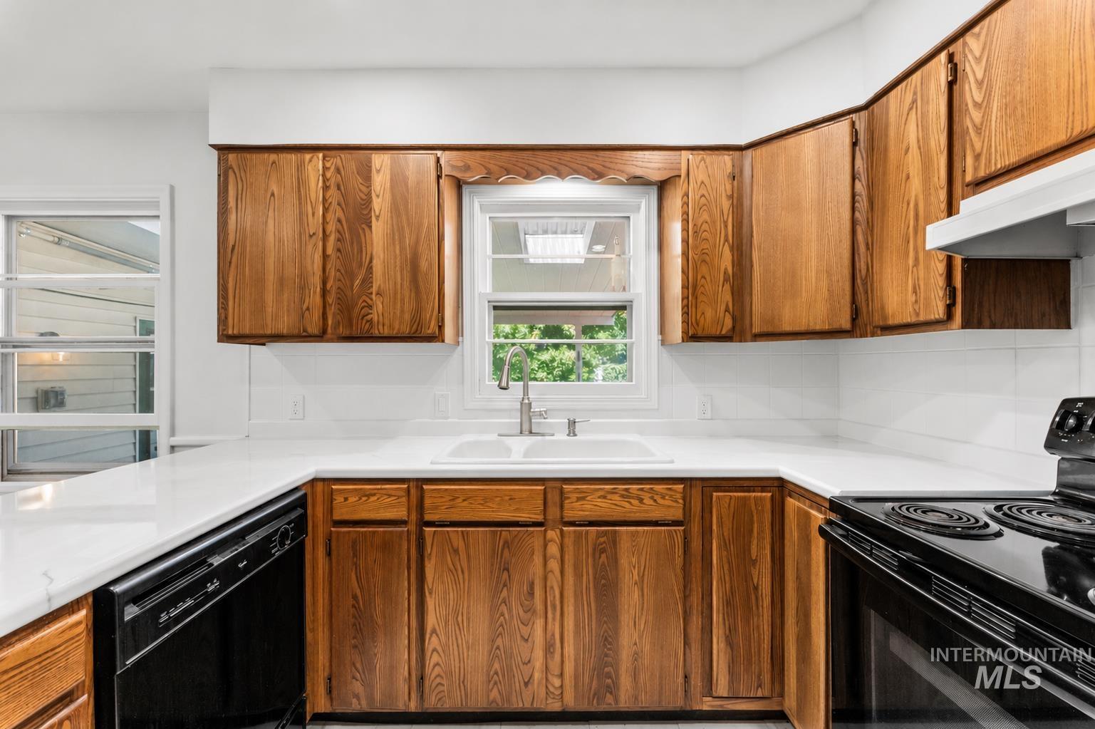 611 N Riverview Dr, Boise, Idaho 83712, 5 Bedrooms, 2 Bathrooms, Residential Income For Sale, Price $865,000, 98994754