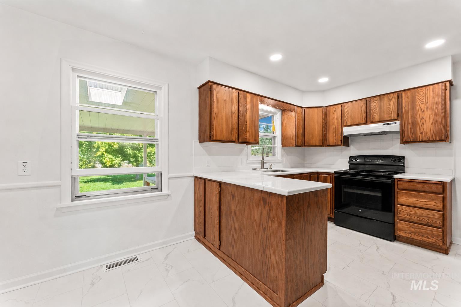 611 N Riverview Dr, Boise, Idaho 83712, 5 Bedrooms, 2 Bathrooms, Residential Income For Sale, Price $865,000, 98994754
