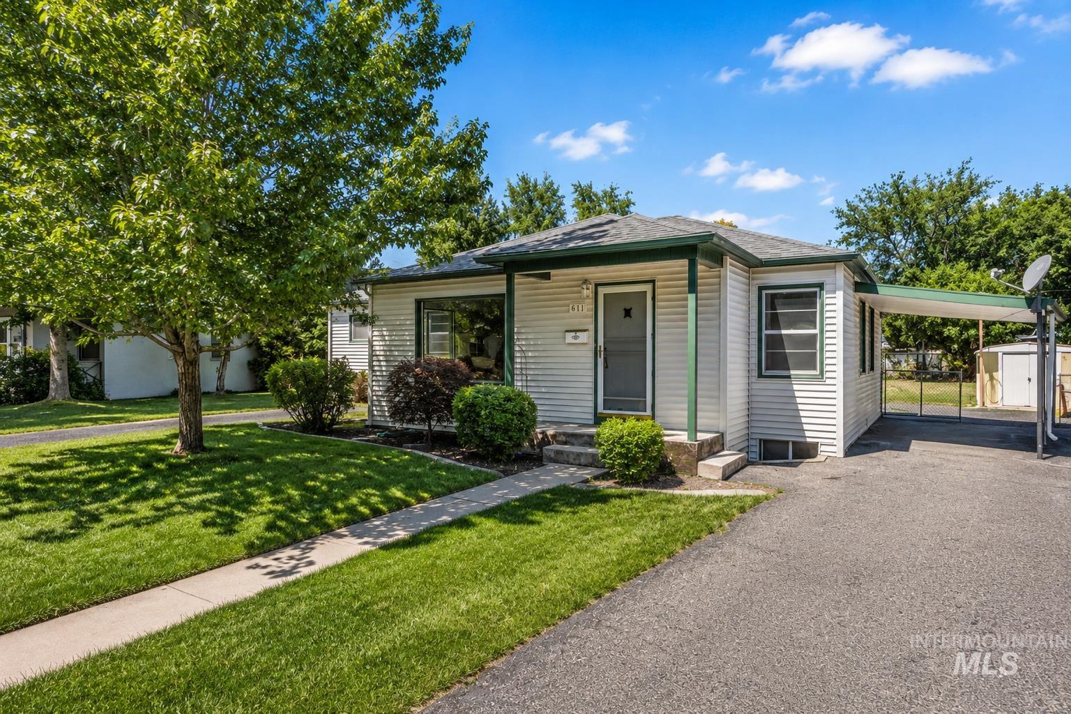 611 N Riverview Dr, Boise, Idaho 83712, 5 Bedrooms, 2 Bathrooms, Residential Income For Sale, Price $865,000,MLS 98994754