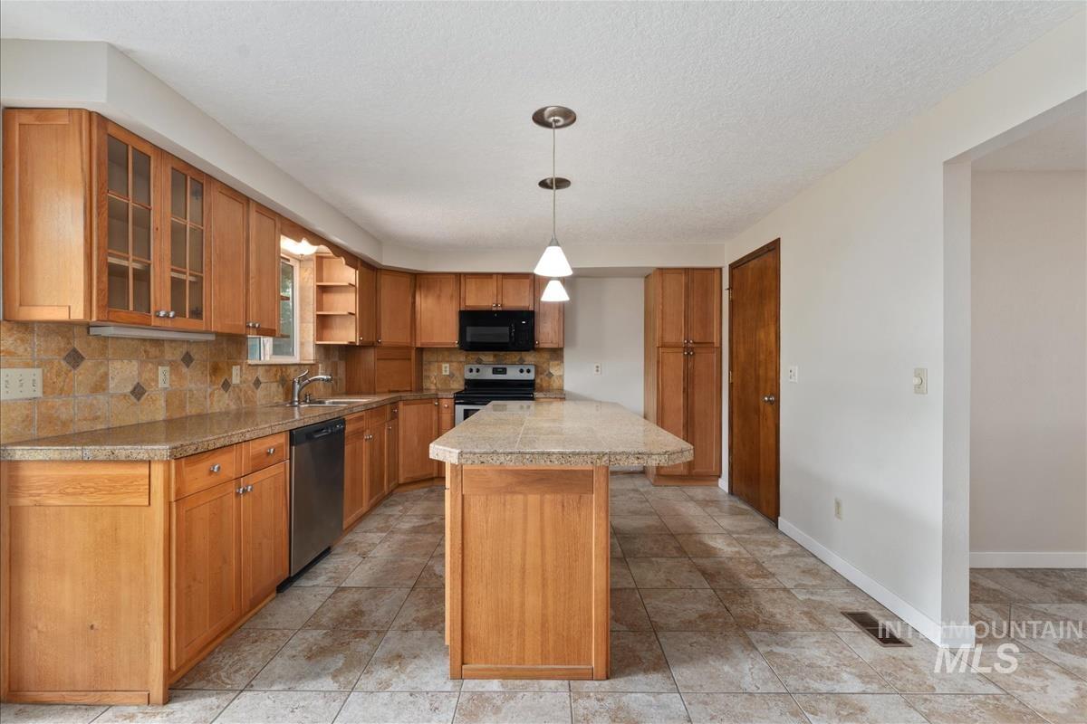 7505 W Snohomish St, Boise, Idaho 83709, 3 Bedrooms, 2 Bathrooms, Residential For Sale, Price $428,900,MLS 98994775