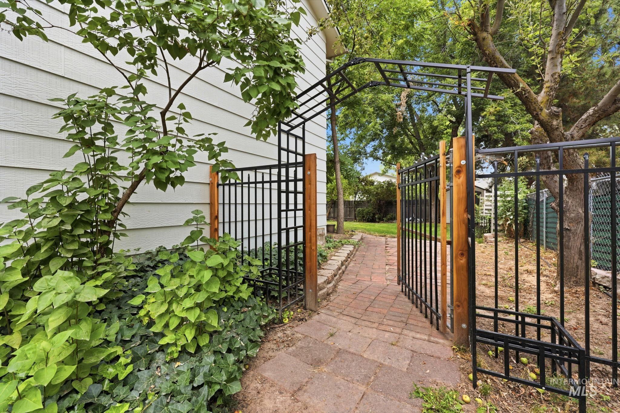3911 S Pittsfield Way, Boise, Idaho 83706, 3 Bedrooms, 2.5 Bathrooms, Residential For Sale, Price $600,000, 98994778