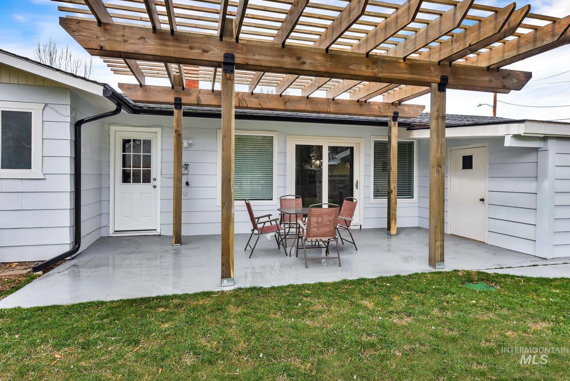 220 N Owyhee Street, Boise, Idaho 83706, 2 Bedrooms, 1 Bathroom, Residential Income For Sale, Price $685,000,MLS 98994790