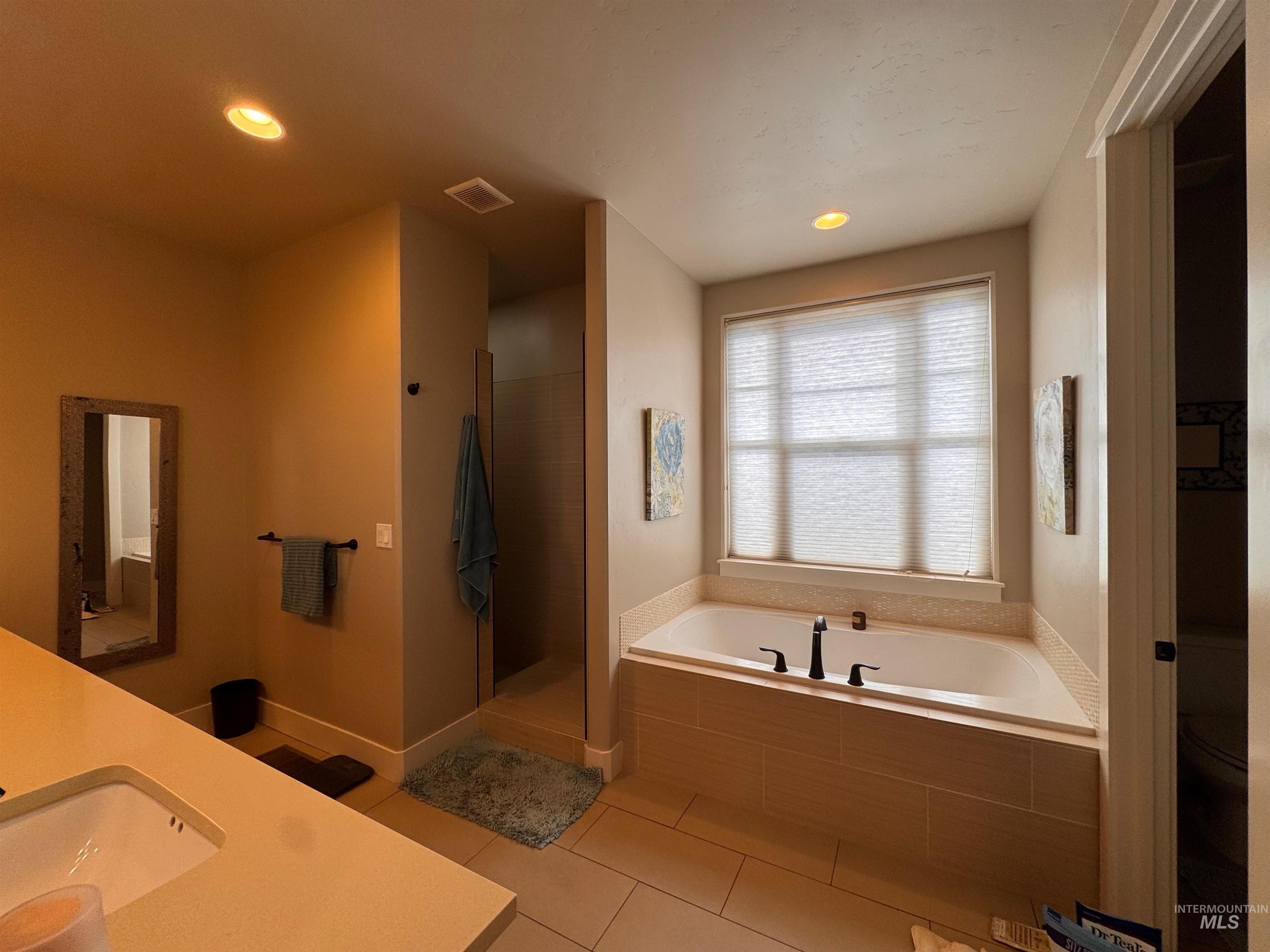2577 S Trailwood Way, Boise, Idaho 83716, 5 Bedrooms, 3 Bathrooms, Residential For Sale, Price $985,000, 98994807