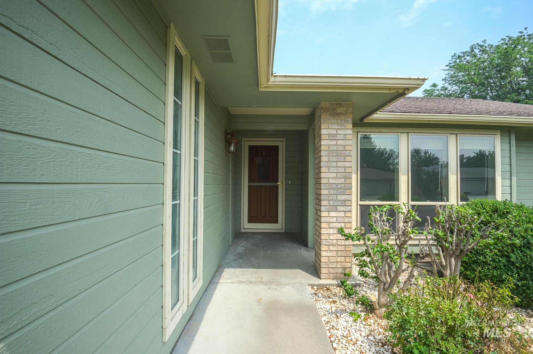 10080 W Whirlaway Dr, Boise, Idaho 83704, 3 Bedrooms, 2 Bathrooms, Residential For Sale, Price $484,900,MLS 98994812
