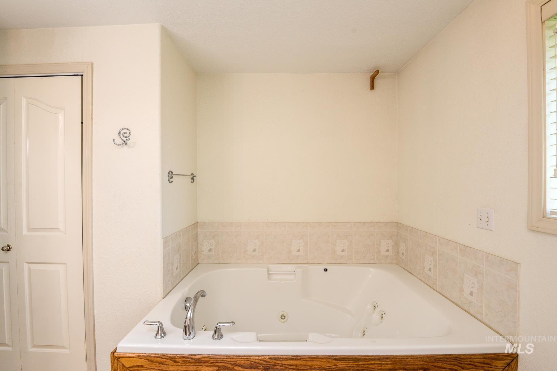 10080 W Whirlaway Dr, Boise, Idaho 83704, 3 Bedrooms, 2 Bathrooms, Residential For Sale, Price $484,900,MLS 98994812