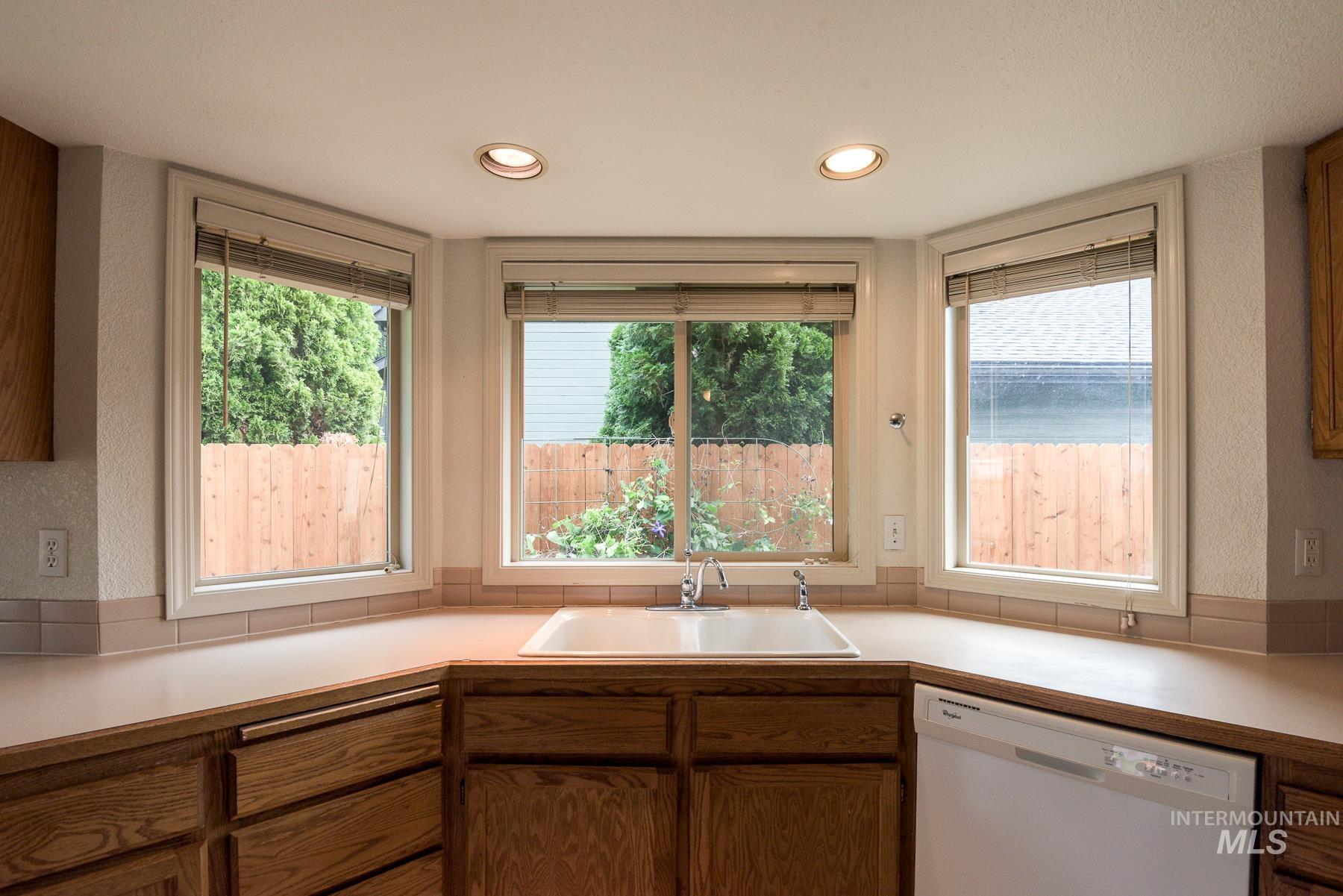 10080 W Whirlaway Dr, Boise, Idaho 83704, 3 Bedrooms, 2 Bathrooms, Residential For Sale, Price $484,900,MLS 98994812