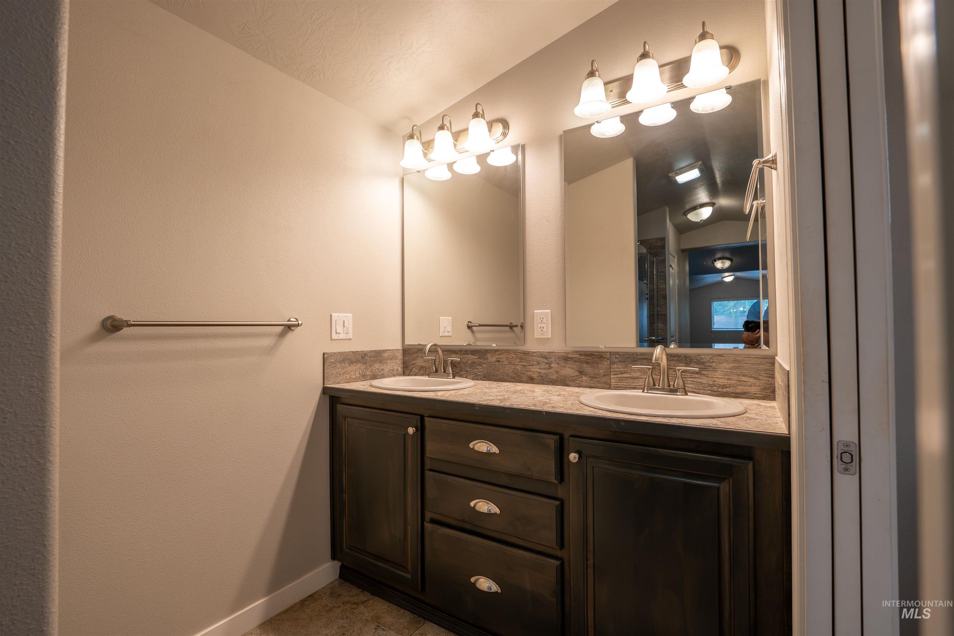 6414 W Russett, Boise, Idaho 83704, 2 Bedrooms, 2.5 Bathrooms, Residential For Sale, Price $419,900,MLS 98994902