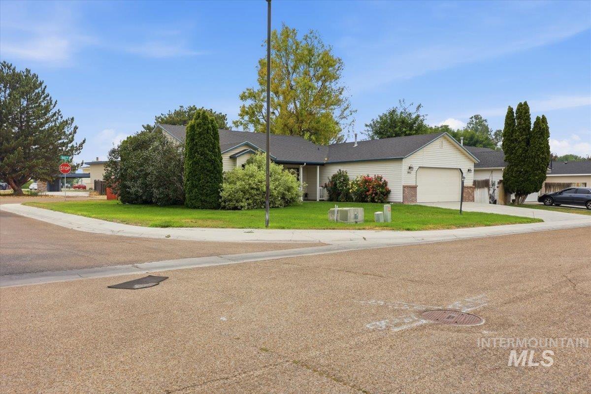 3912 Stonegate Way, Caldwell, Idaho 83605, 3 Bedrooms, 2 Bathrooms, Residential For Sale, Price $349,500,MLS 98994907