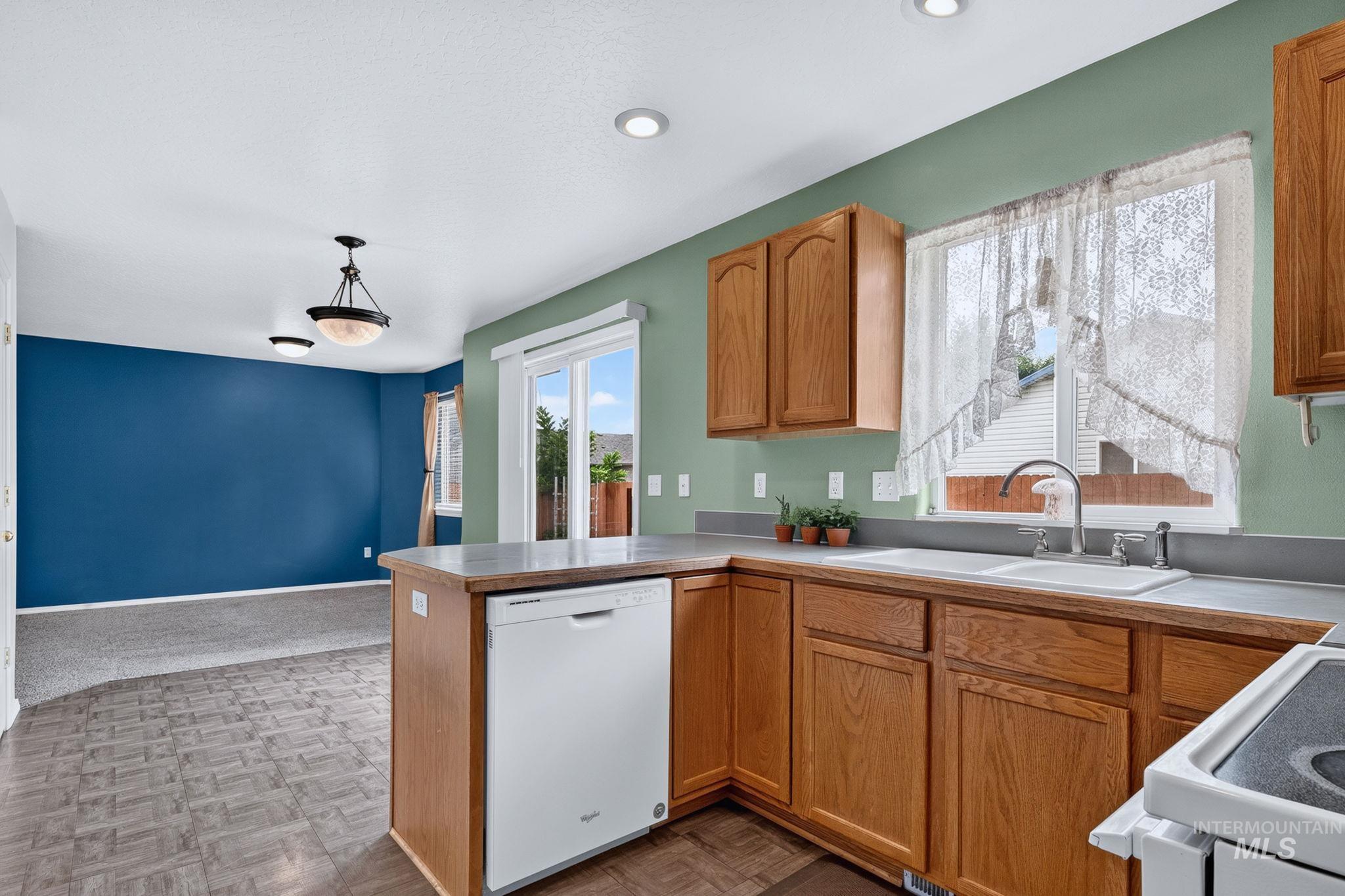 713 S Valley Dr, Nampa, Idaho 83686, 3 Bedrooms, 2.5 Bathrooms, Residential For Sale, Price $399,900, 98994925