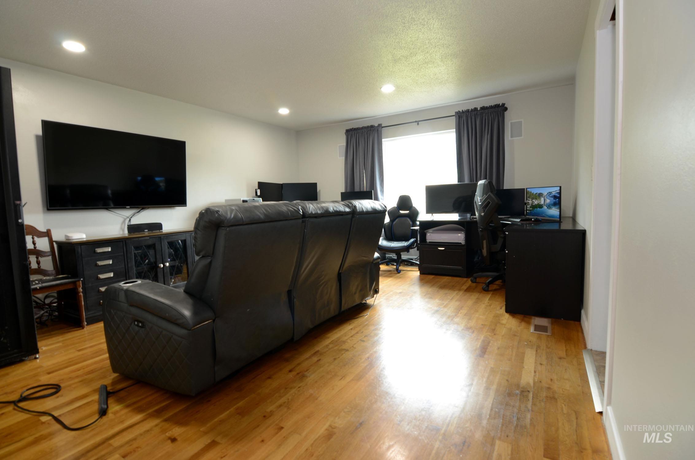 1122 N Midland Blvd, Nampa, Idaho 83651, 3 Bedrooms, 2 Bathrooms, Residential For Sale, Price $374,900,MLS 98994929