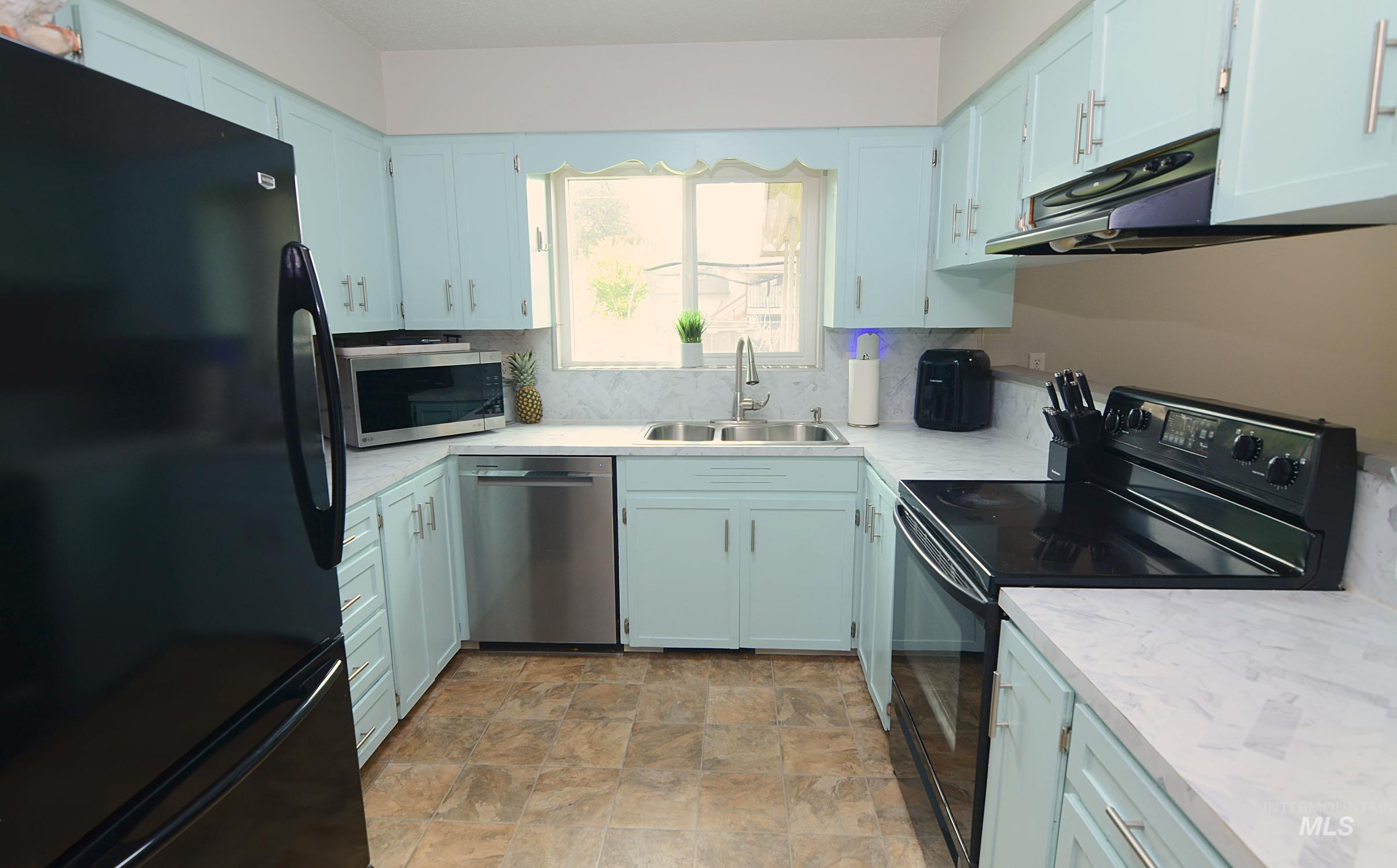1122 N Midland Blvd, Nampa, Idaho 83651, 3 Bedrooms, 2 Bathrooms, Residential For Sale, Price $374,900,MLS 98994929