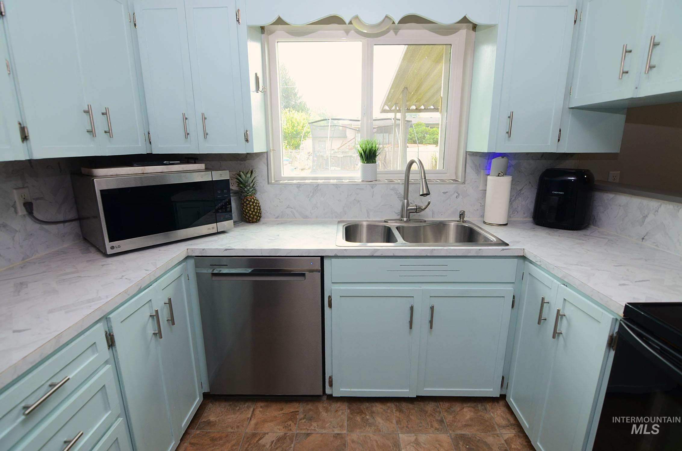 1122 N Midland Blvd, Nampa, Idaho 83651, 3 Bedrooms, 2 Bathrooms, Residential For Sale, Price $374,900,MLS 98994929