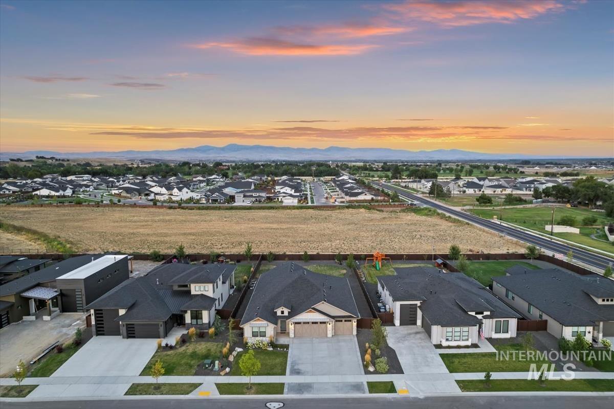 3276 N Fire Flower Ave, Star, Idaho 83669, 4 Bedrooms, 2.5 Bathrooms, Residential For Sale, Price $810,000, 98994931