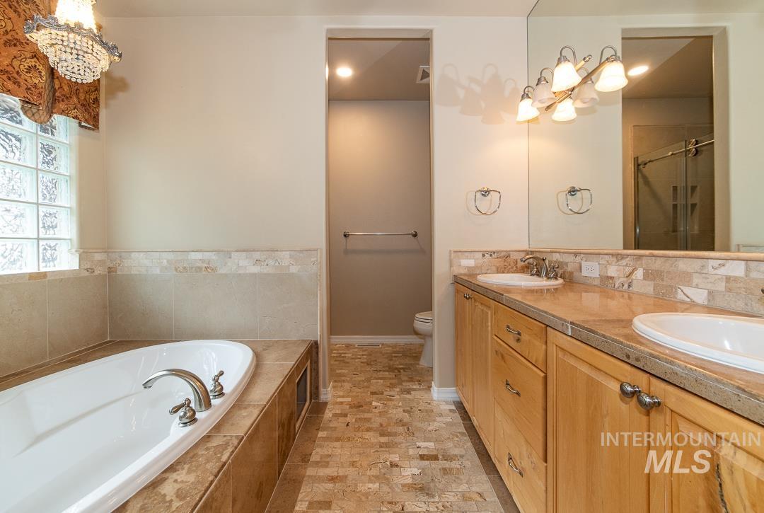970 S Arbor Island Way, Eagle, Idaho 83616, 3 Bedrooms, 2 Bathrooms, Residential For Sale, Price $719,990, 98994961
