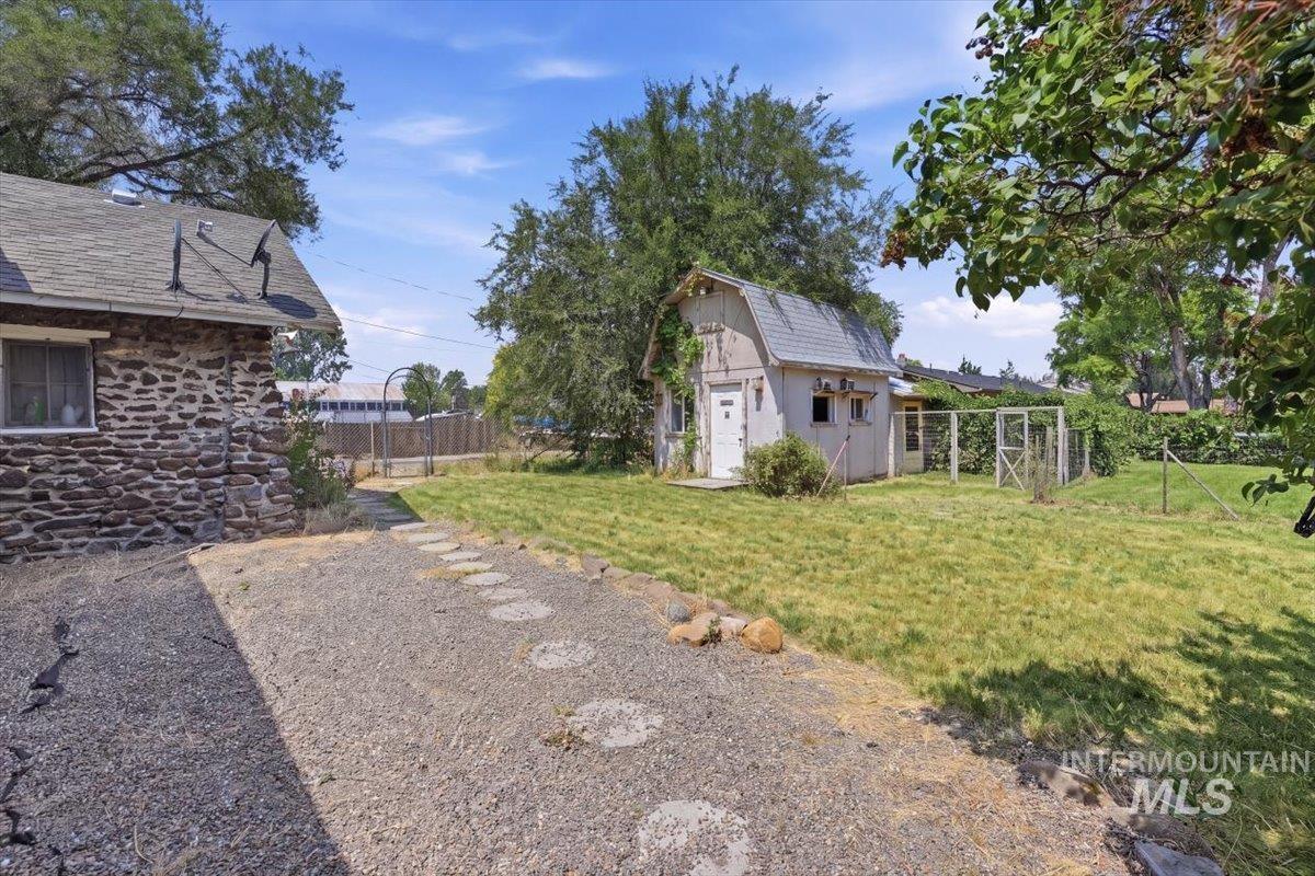 202 E 4th St, Kuna, Idaho 83634, 2 Bedrooms, 2 Bathrooms, Residential For Sale, Price $337,200, 98994966