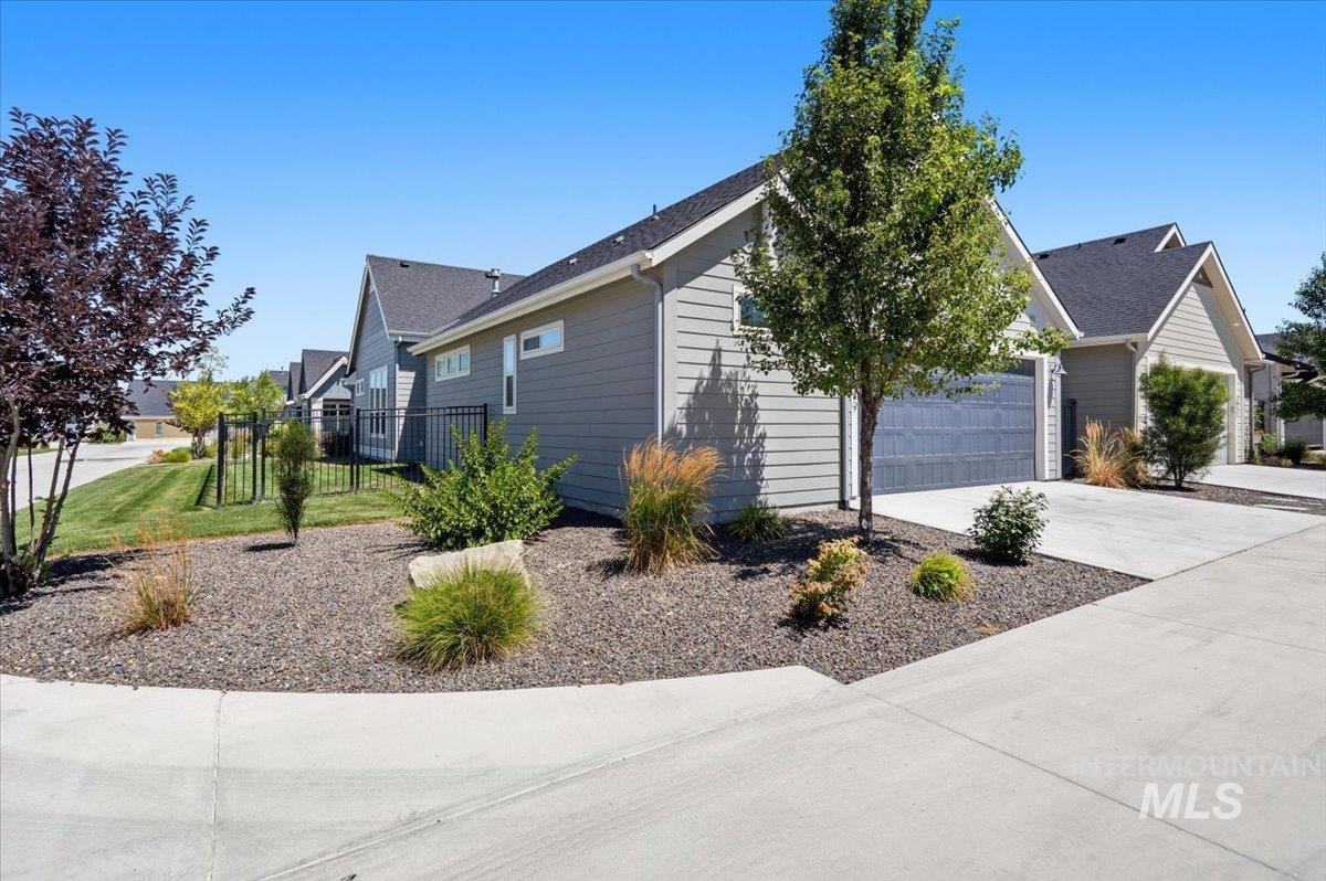 5017 S Hill Farm Ln, Meridian, Idaho 83642, 3 Bedrooms, 2 Bathrooms, Residential For Sale, Price $579,900, 98994978