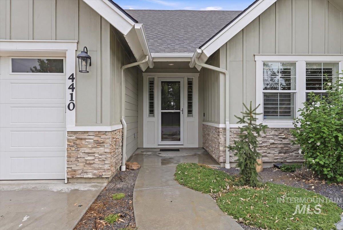 4410 W Lost Rapids, Meridian, Idaho 83646, 3 Bedrooms, 2.5 Bathrooms, Residential For Sale, Price $674,900, 98994990