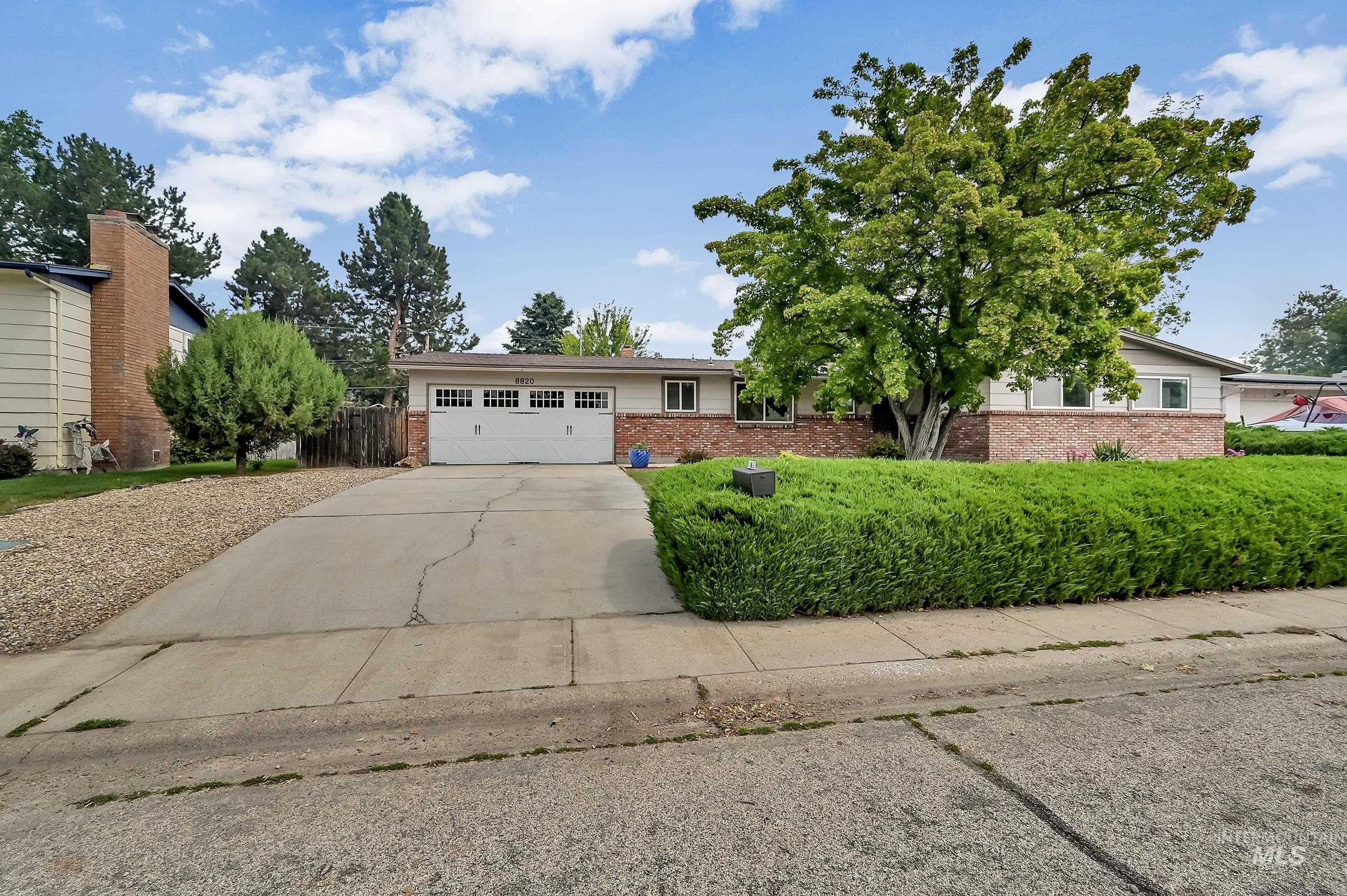 8820 W San Anita, Boise, Idaho 83704, 3 Bedrooms, 2.5 Bathrooms, Residential For Sale, Price $460,000,MLS 98994998