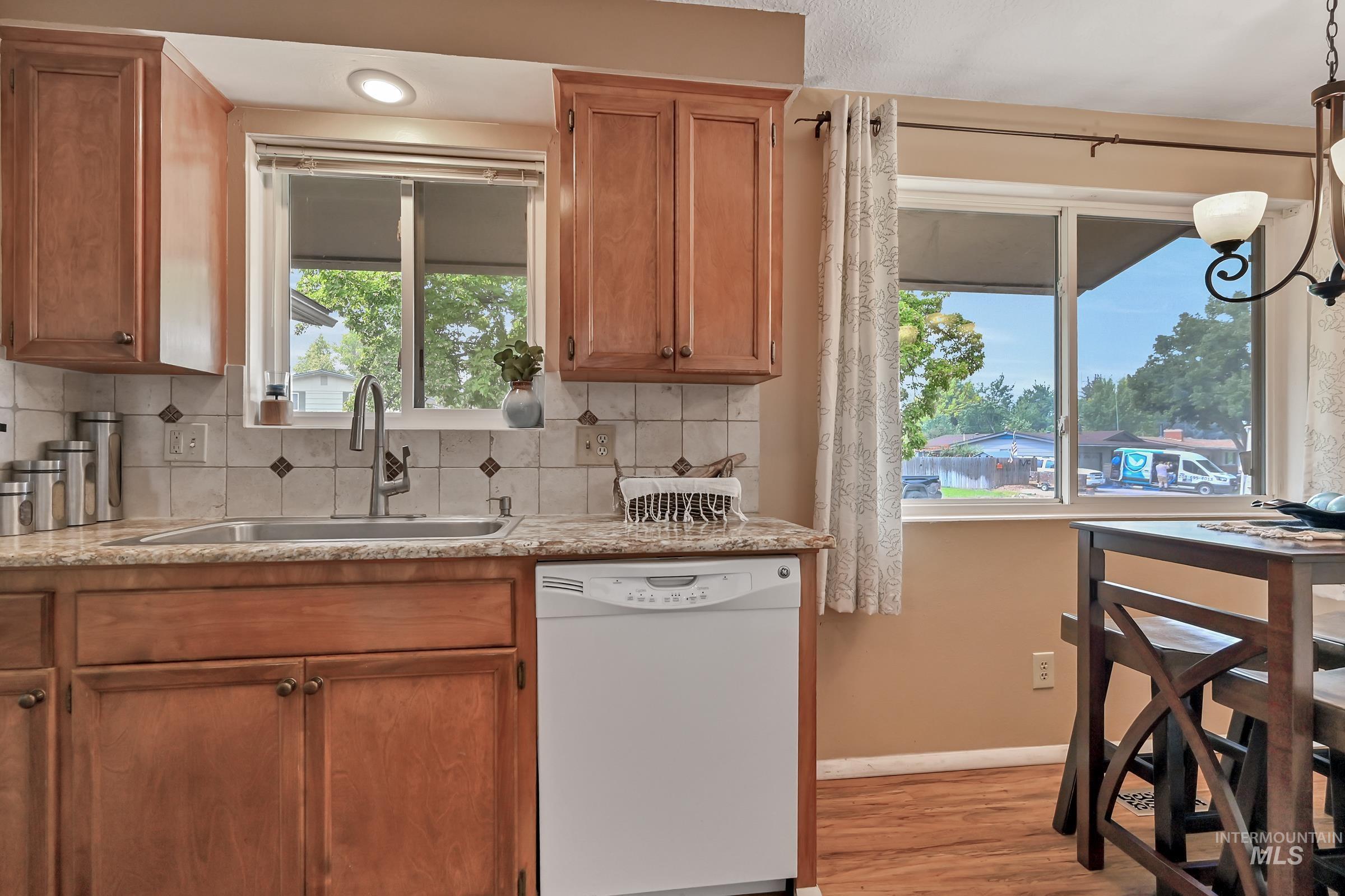 8820 W San Anita, Boise, Idaho 83704, 3 Bedrooms, 2.5 Bathrooms, Residential For Sale, Price $460,000,MLS 98994998