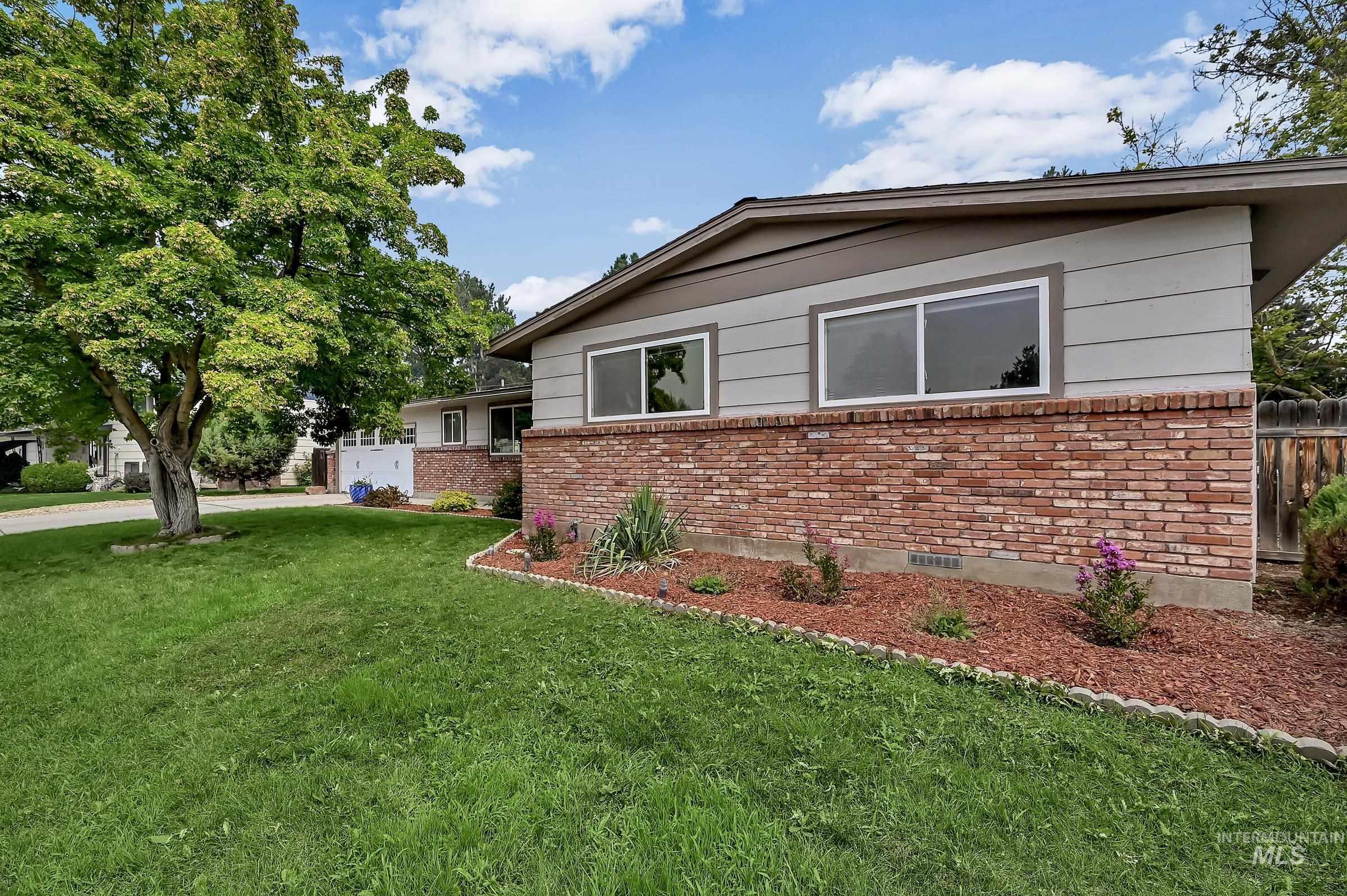 8820 W San Anita, Boise, Idaho 83704, 3 Bedrooms, 2.5 Bathrooms, Residential For Sale, Price $460,000,MLS 98994998