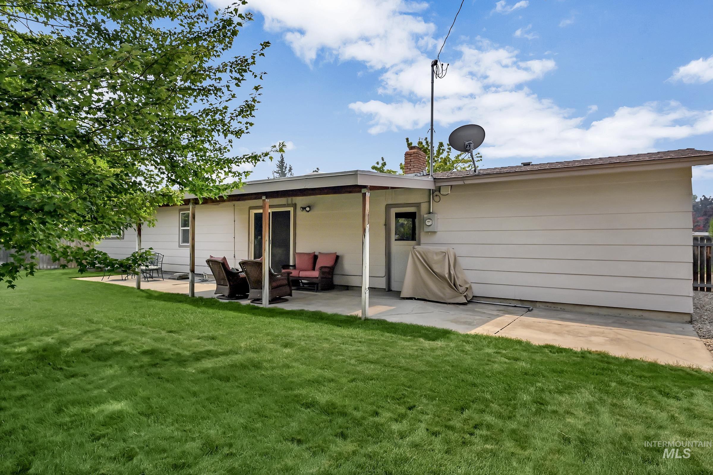 8820 W San Anita, Boise, Idaho 83704, 3 Bedrooms, 2.5 Bathrooms, Residential For Sale, Price $460,000,MLS 98994998