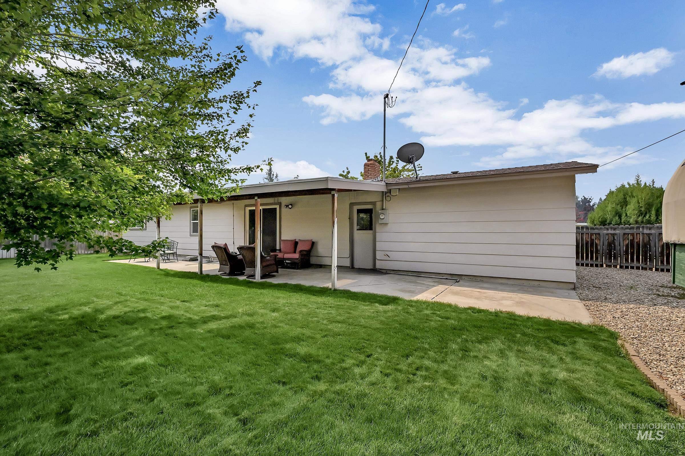 8820 W San Anita, Boise, Idaho 83704, 3 Bedrooms, 2.5 Bathrooms, Residential For Sale, Price $460,000,MLS 98994998
