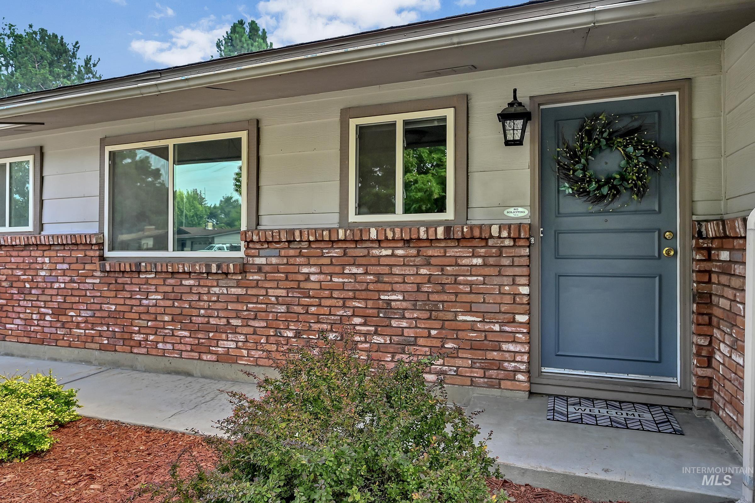 8820 W San Anita, Boise, Idaho 83704, 3 Bedrooms, 2.5 Bathrooms, Residential For Sale, Price $460,000,MLS 98994998