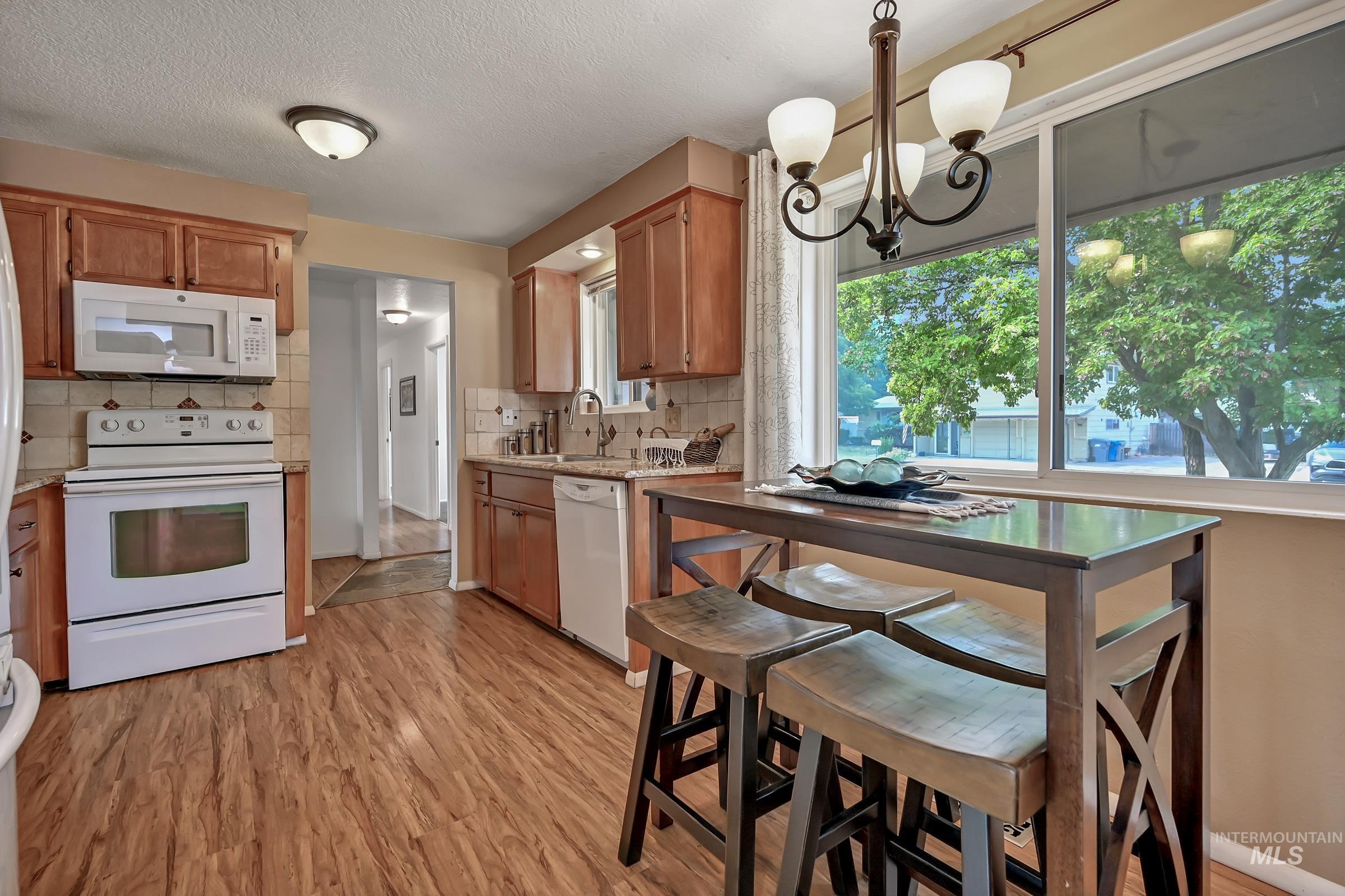 8820 W San Anita, Boise, Idaho 83704, 3 Bedrooms, 2.5 Bathrooms, Residential For Sale, Price $460,000,MLS 98994998