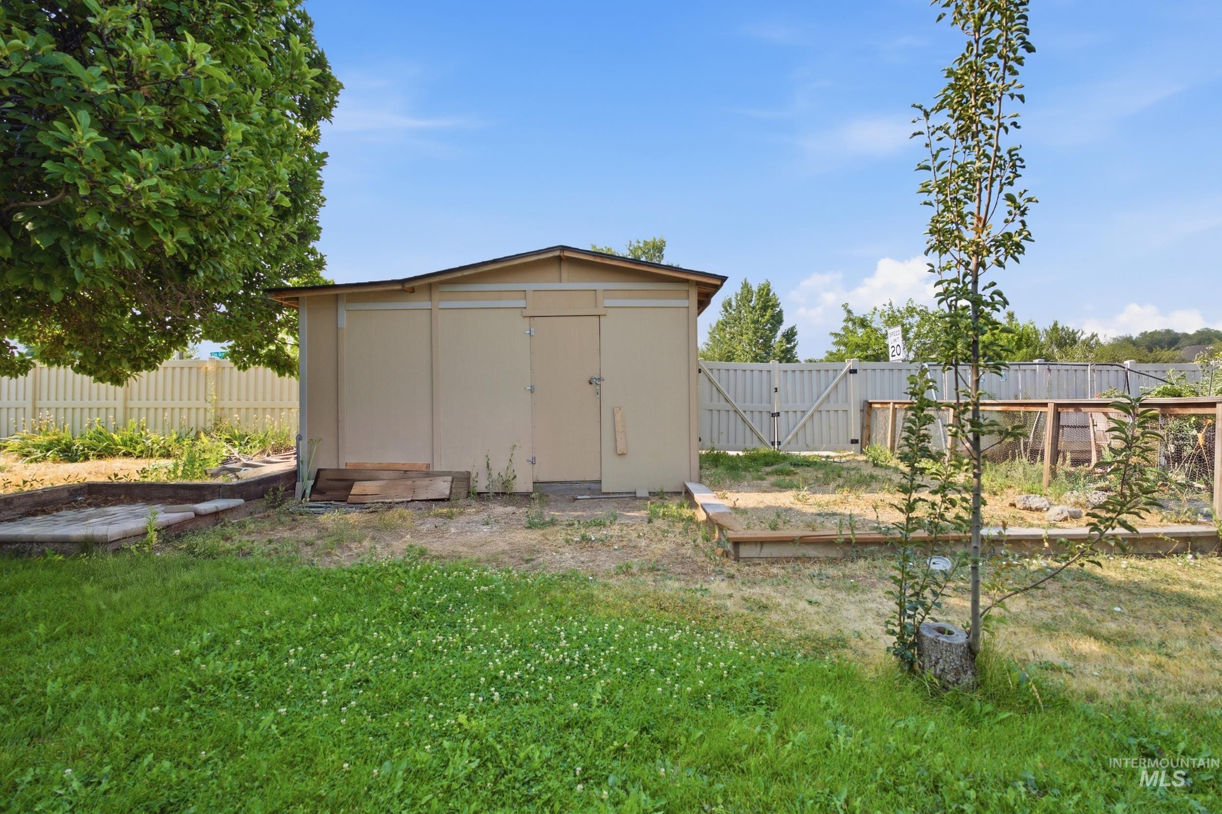 1205 Chicago St, Nampa, Idaho 83686, 5 Bedrooms, 2 Bathrooms, Residential For Sale, Price $479,000,MLS 98995000