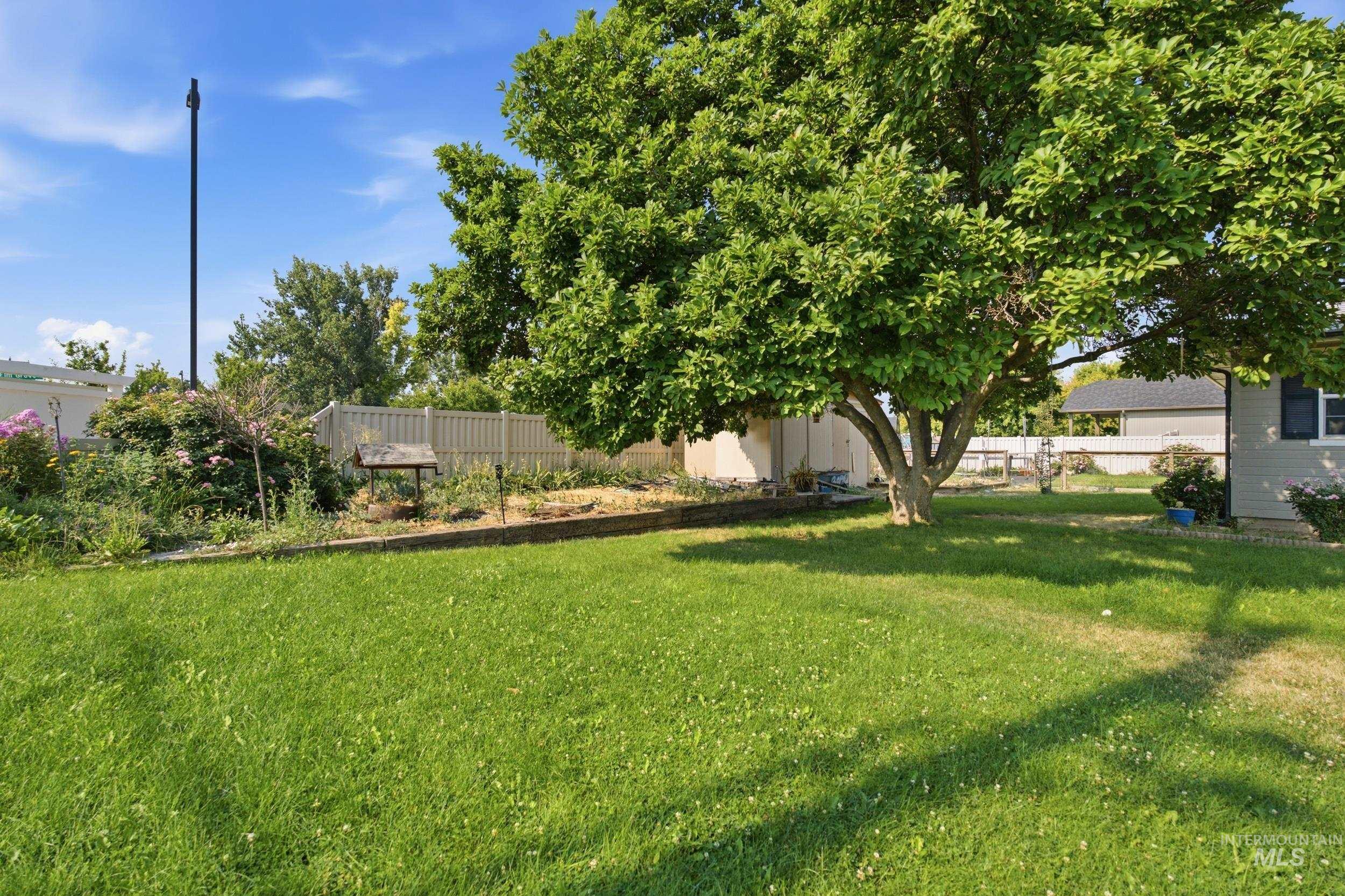 1205 Chicago St, Nampa, Idaho 83686, 5 Bedrooms, 2 Bathrooms, Residential For Sale, Price $479,000,MLS 98995000