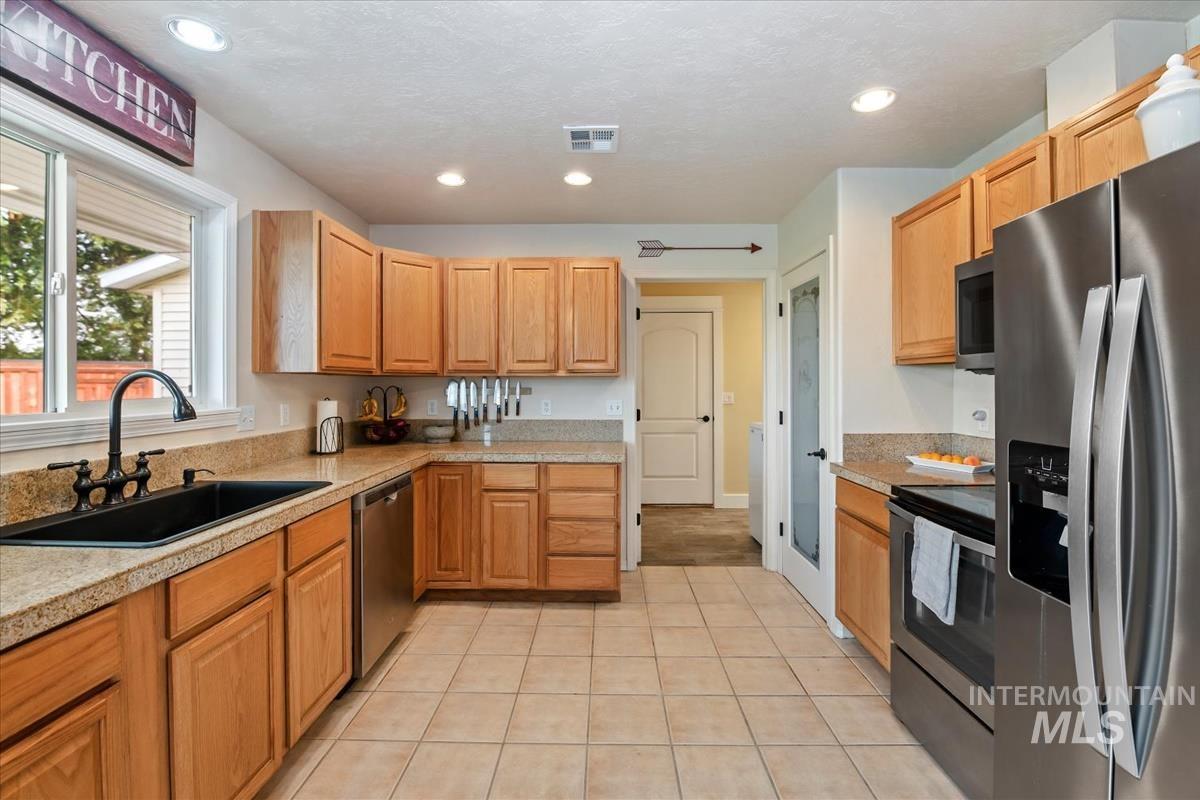 983 N Plaza Rd, Emmett, Idaho 83617, 3 Bedrooms, 2.5 Bathrooms, Residential For Sale, Price $775,000,MLS 98995010