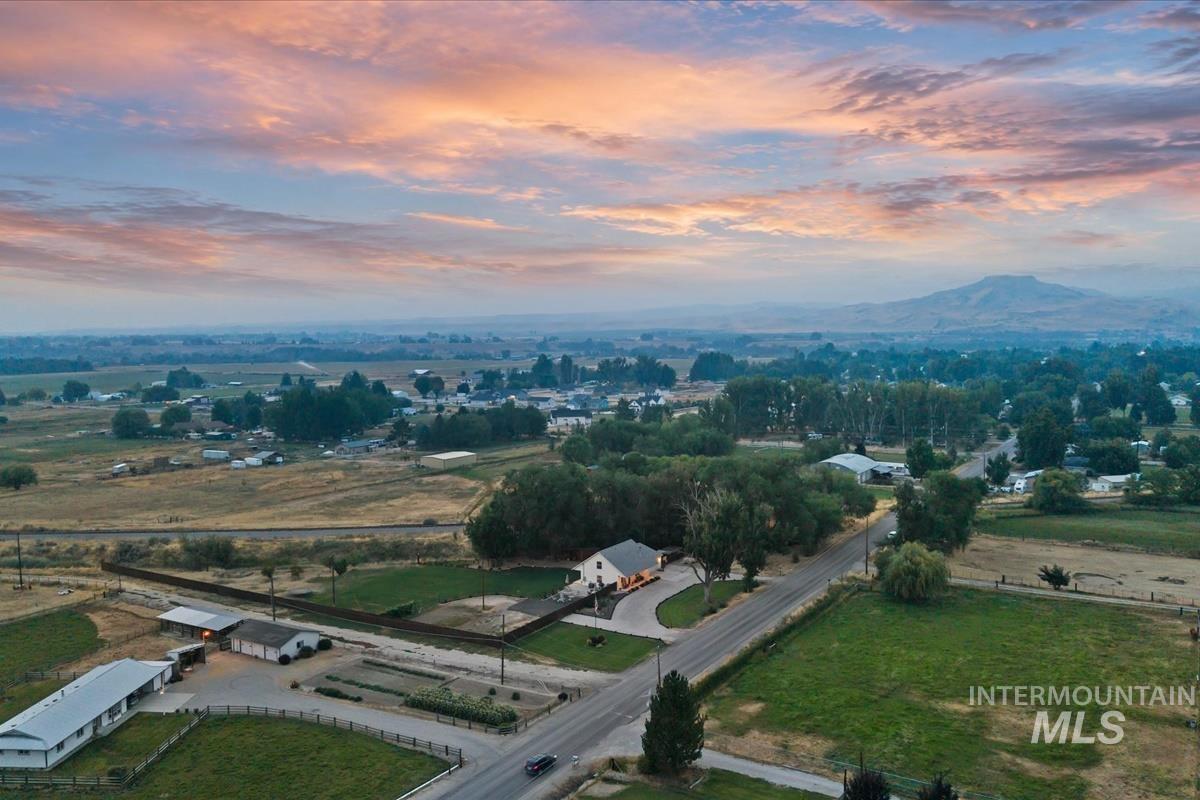 983 N Plaza Rd, Emmett, Idaho 83617, 3 Bedrooms, 2.5 Bathrooms, Residential For Sale, Price $775,000,MLS 98995010