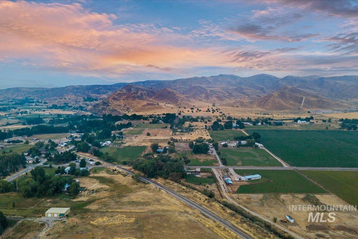 983 N Plaza Rd, Emmett, Idaho 83617, 3 Bedrooms, 2.5 Bathrooms, Residential For Sale, Price $775,000,MLS 98995010