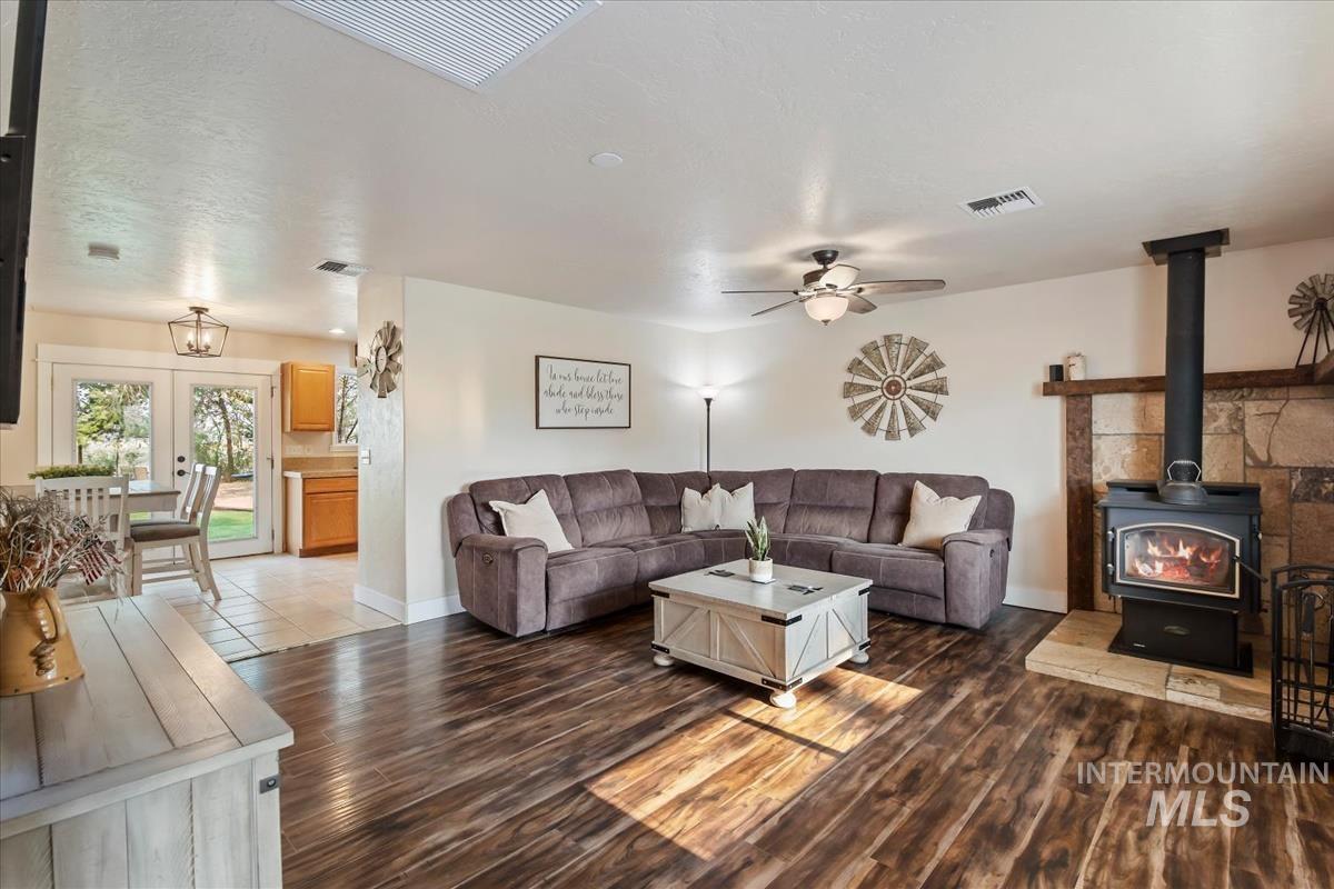 983 N Plaza Rd, Emmett, Idaho 83617, 3 Bedrooms, 2.5 Bathrooms, Residential For Sale, Price $775,000,MLS 98995010