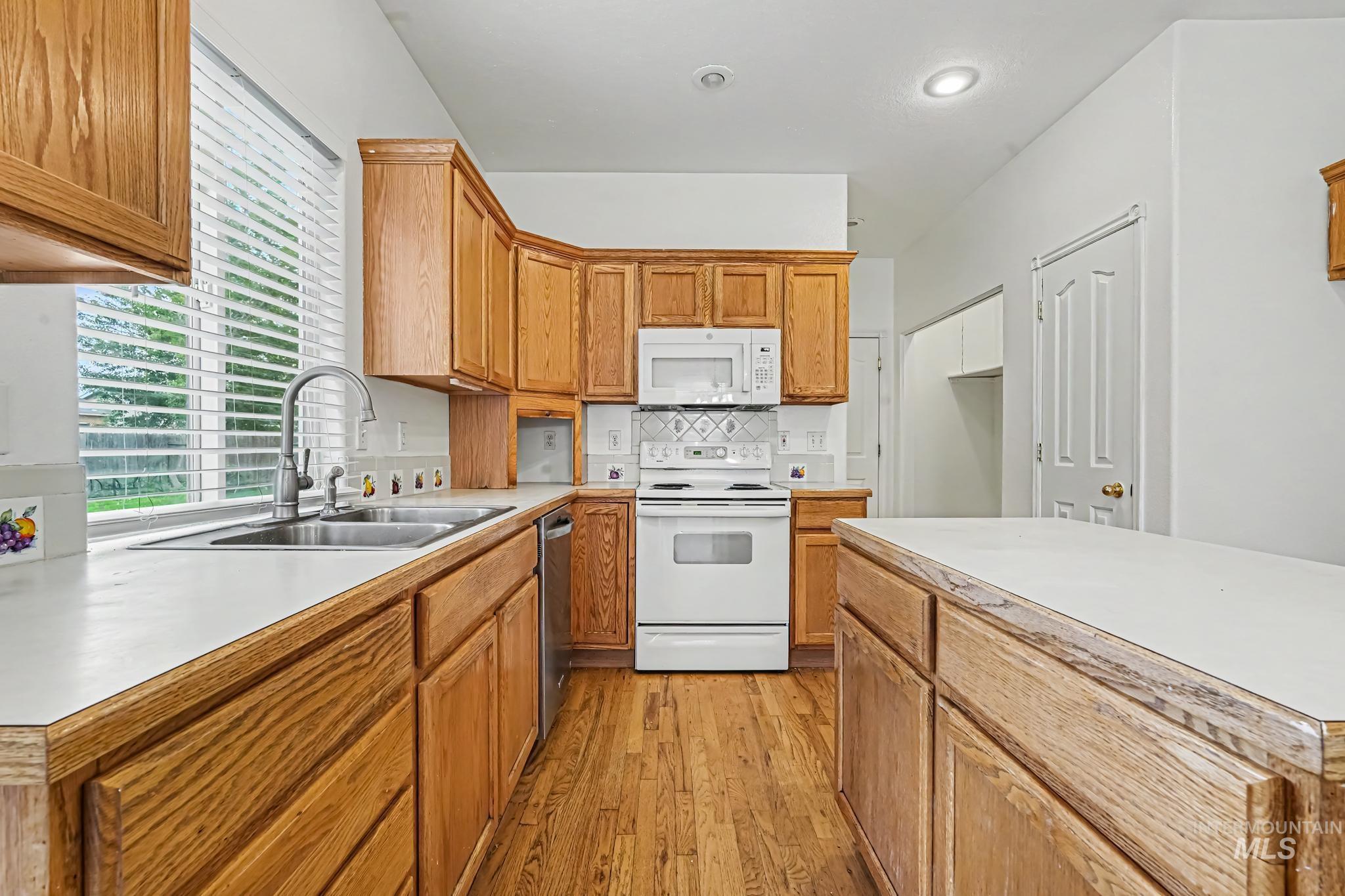 2564 N Monaco, Meridian, Idaho 83646, 4 Bedrooms, 3 Bathrooms, Residential For Sale, Price $459,000,MLS 98995035