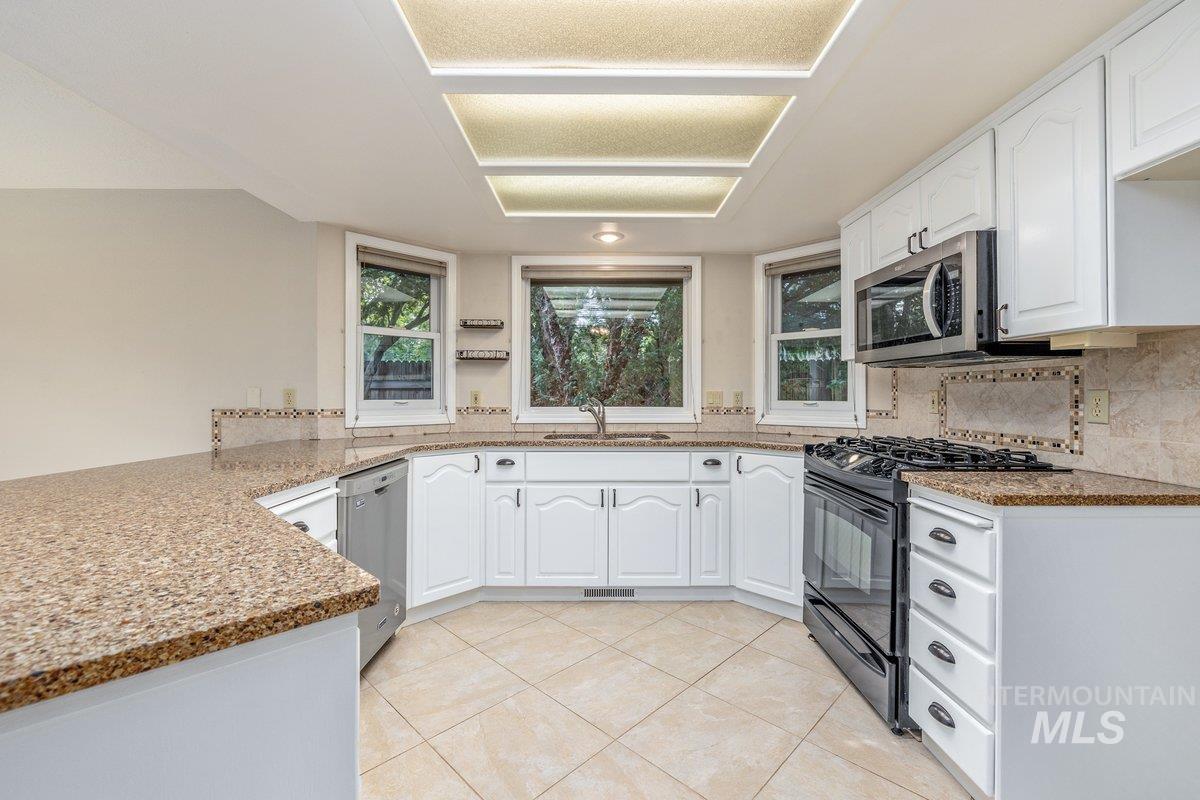 9922 W Aladar Ct, Boise, Idaho 83704, 3 Bedrooms, 2 Bathrooms, Residential For Sale, Price $572,000, 98995051