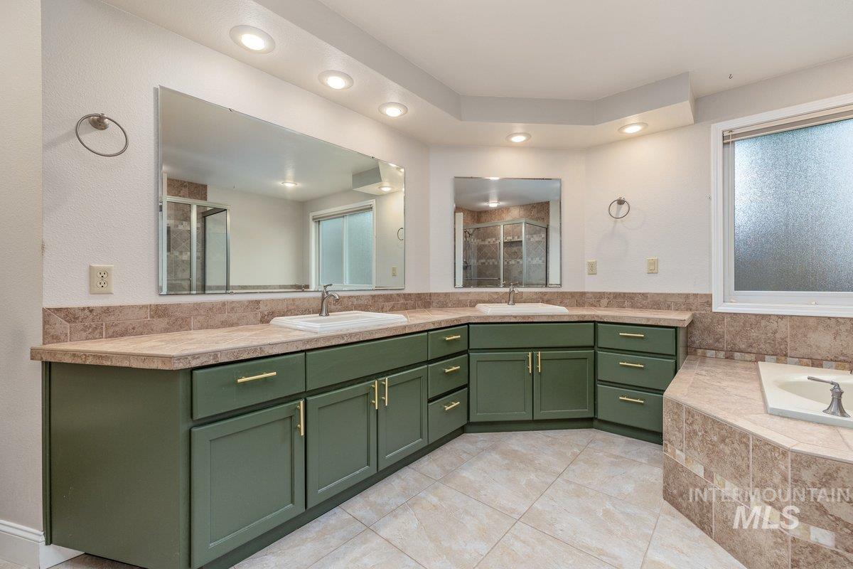 9922 W Aladar Ct, Boise, Idaho 83704, 3 Bedrooms, 2 Bathrooms, Residential For Sale, Price $572,000, 98995051