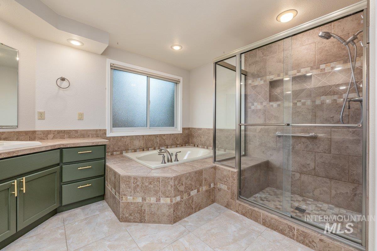 9922 W Aladar Ct, Boise, Idaho 83704, 3 Bedrooms, 2 Bathrooms, Residential For Sale, Price $572,000, 98995051
